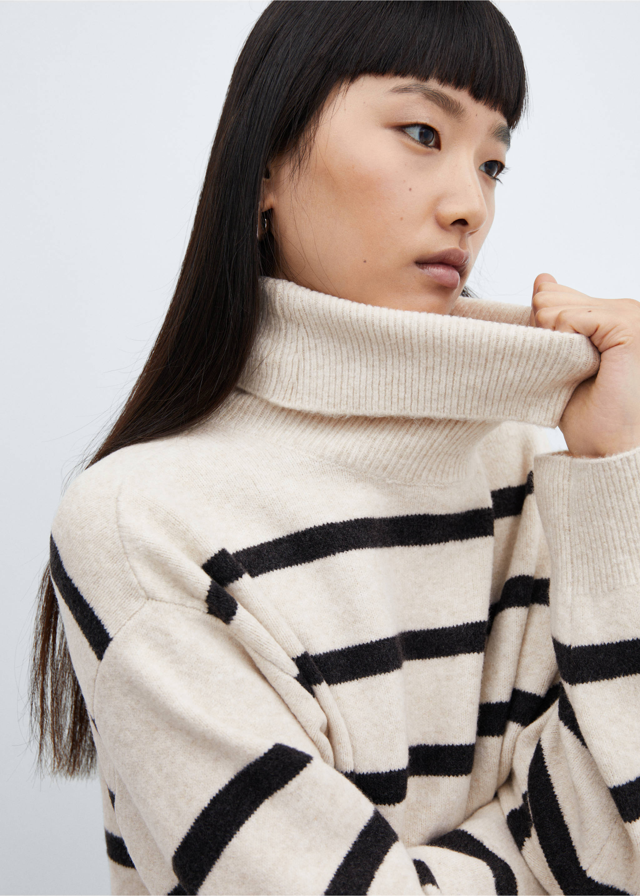 Knitted turtleneck dress - Details of the article 1, Charcoal. Ref: 57079101-00.