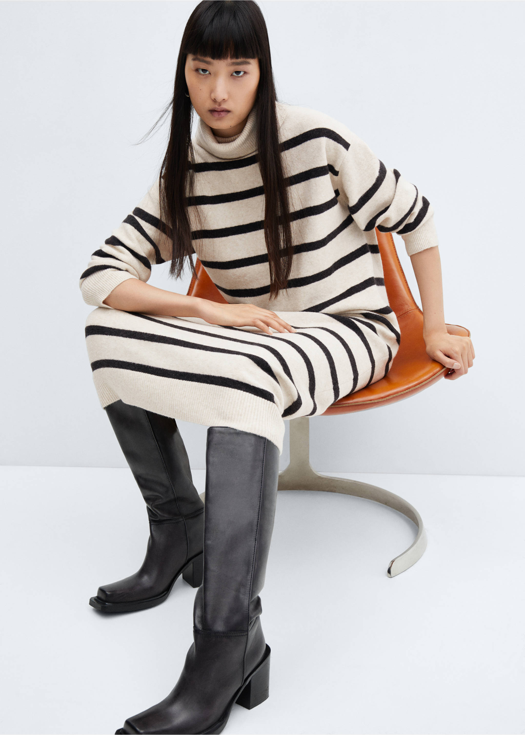 Knitted turtleneck dress - Details of the article 2, Charcoal. Ref: 57079101-00.