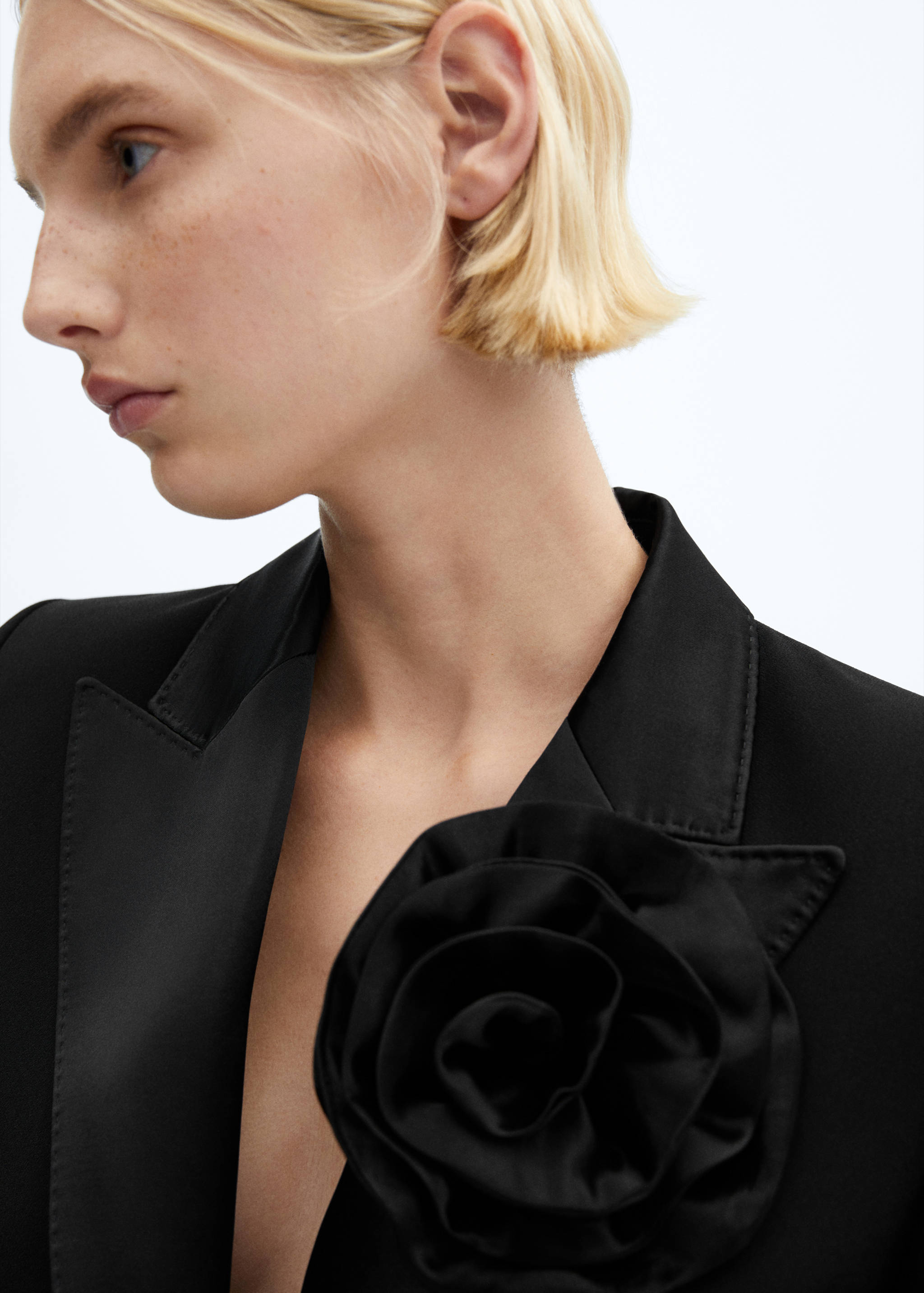 Satin jacket with lapels and maxi-flower - Details of the article 1