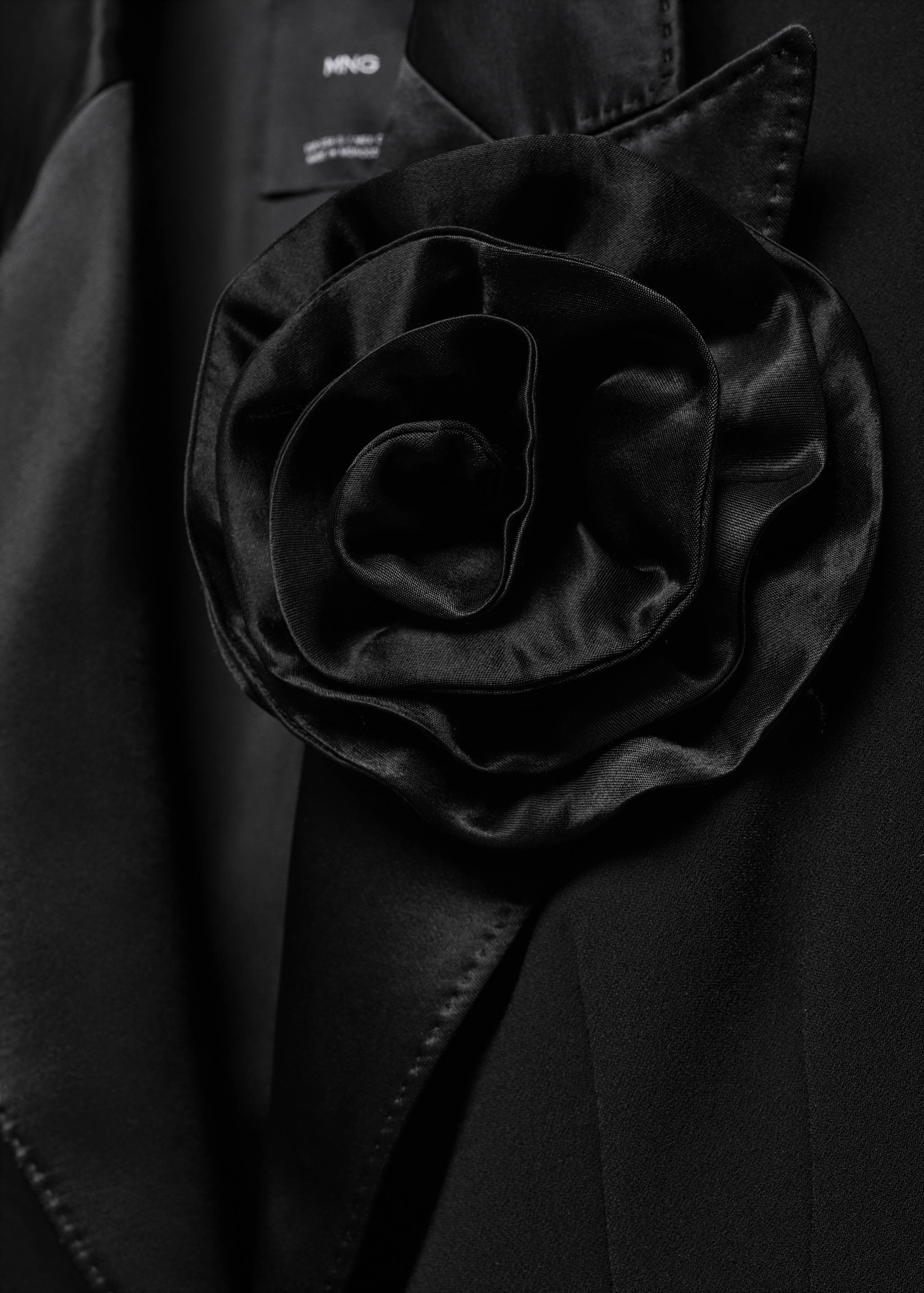 Satin jacket with lapels and maxi-flower - Details of the article 8