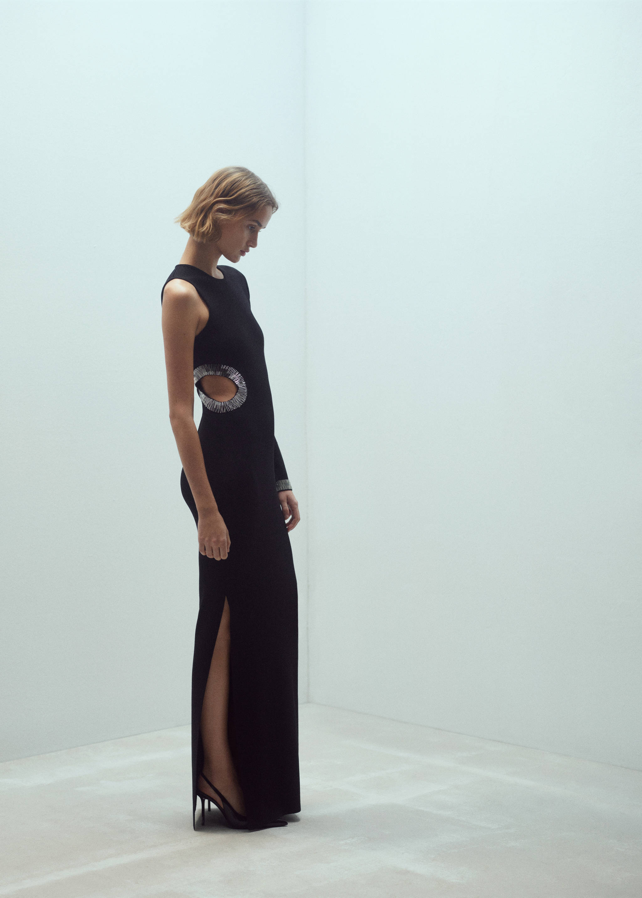 Asymmetrical dress with side slit - Details of the article 1