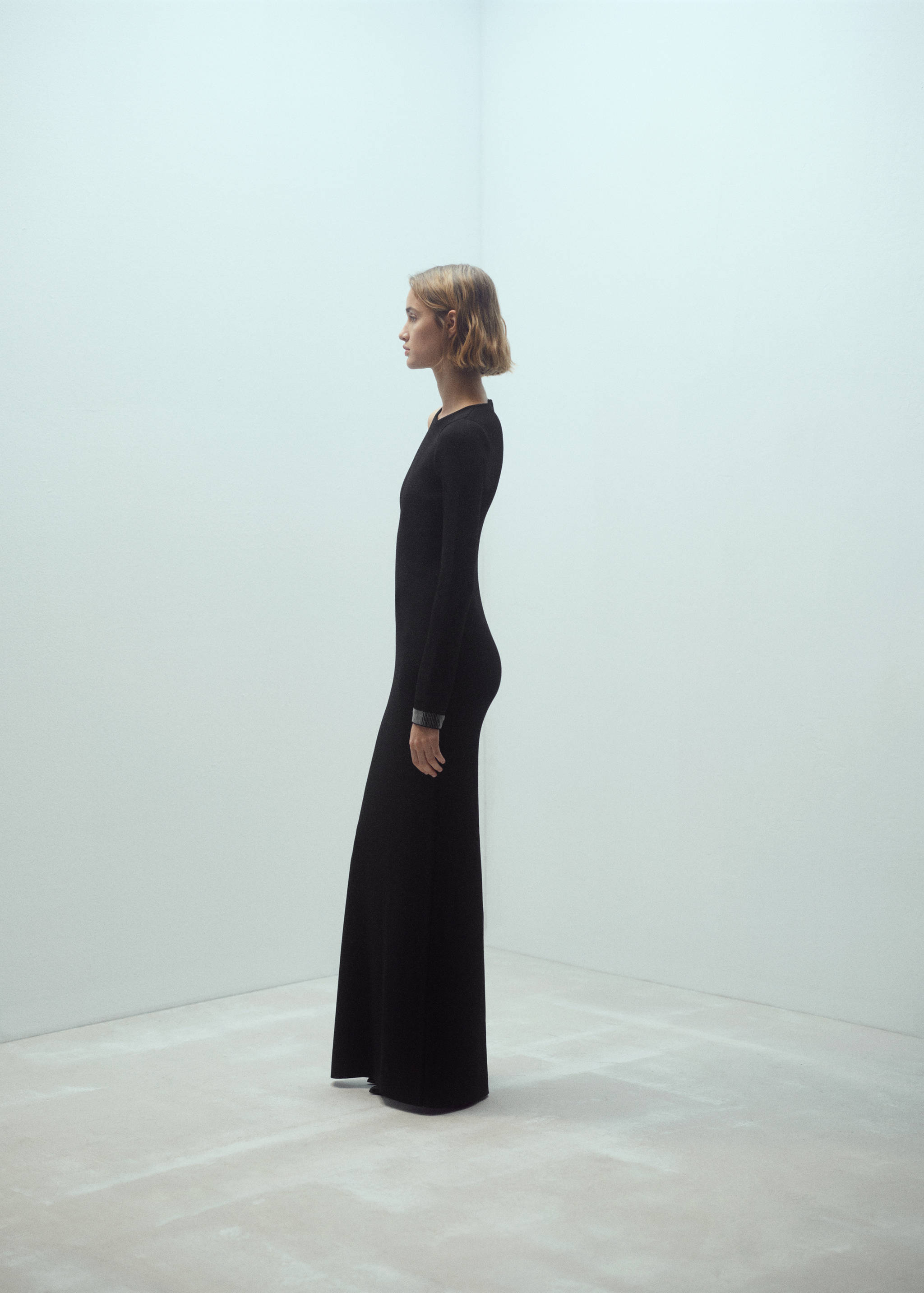 Asymmetrical dress with side slit - Details of the article 2
