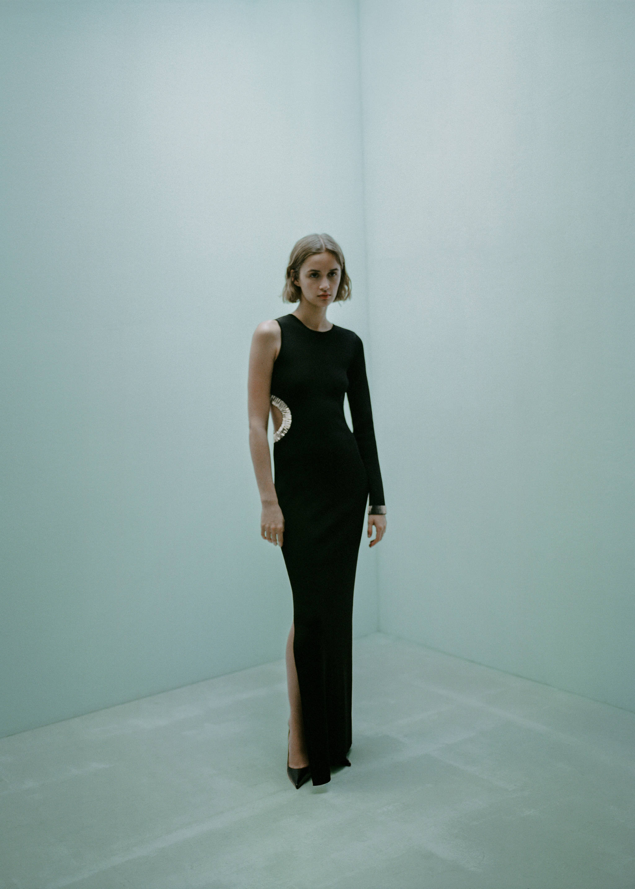 Asymmetrical dress with side slit - Details of the article 7