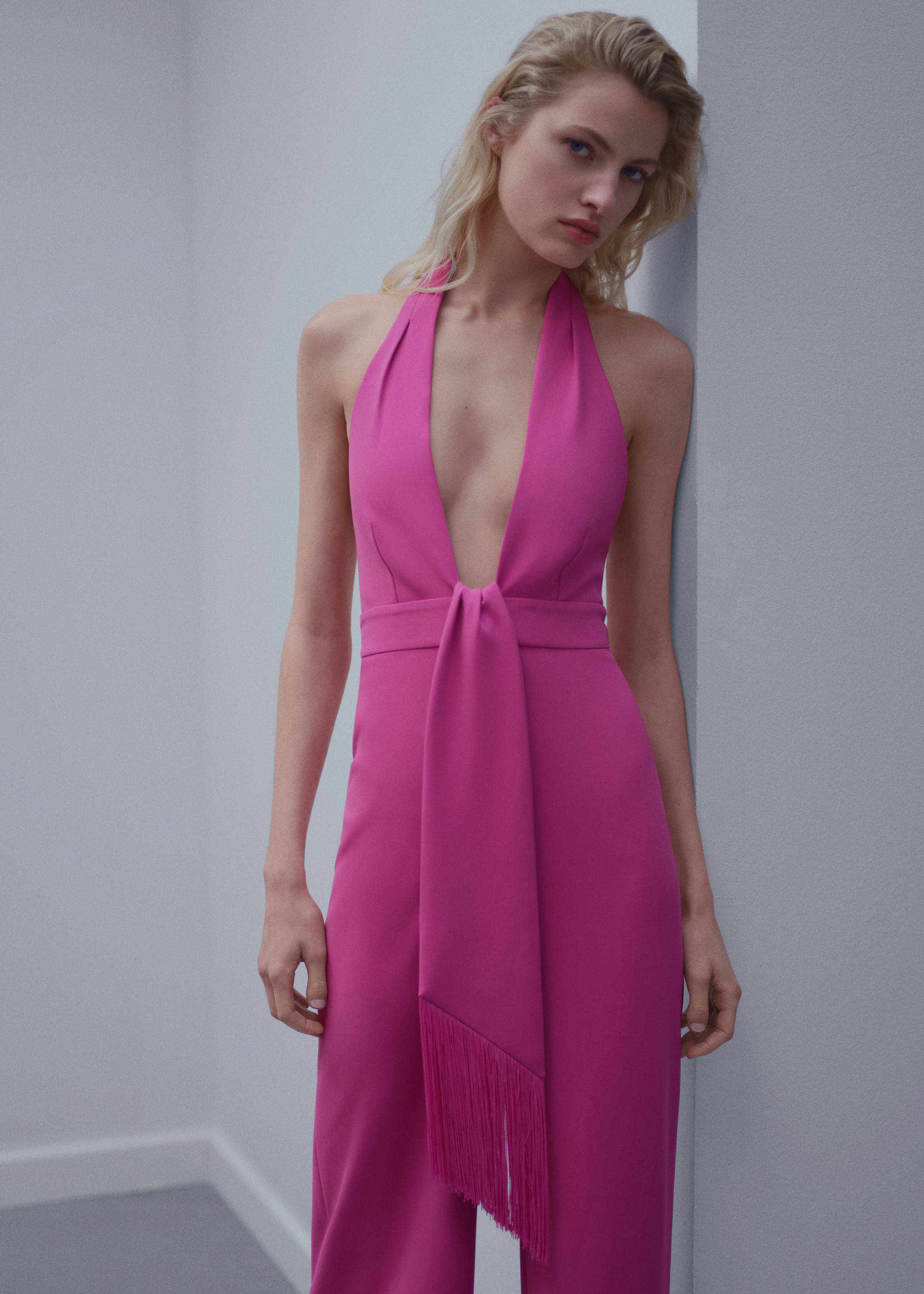 Mono halter detalle lazo - Plano medio