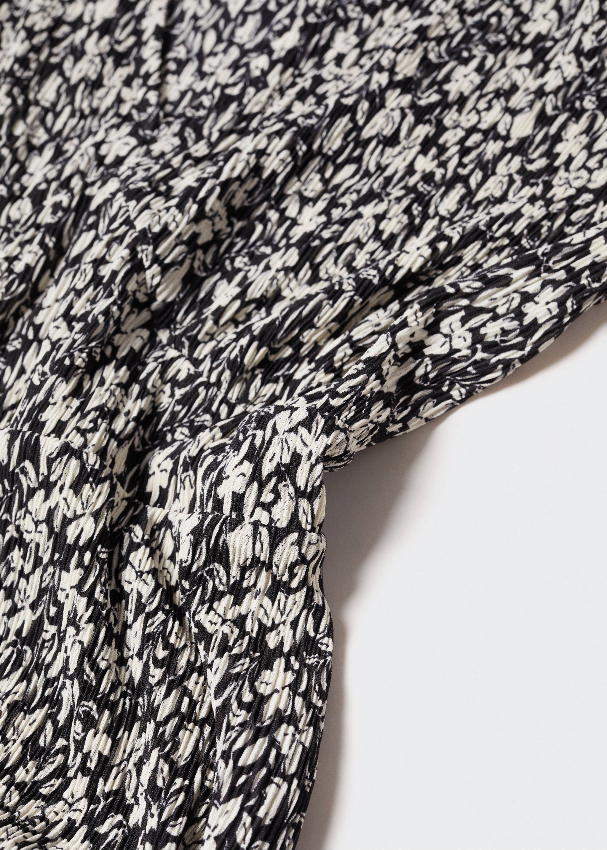 Printed textured dress - Details of the article 8, Black. Ref: 57083799-00.