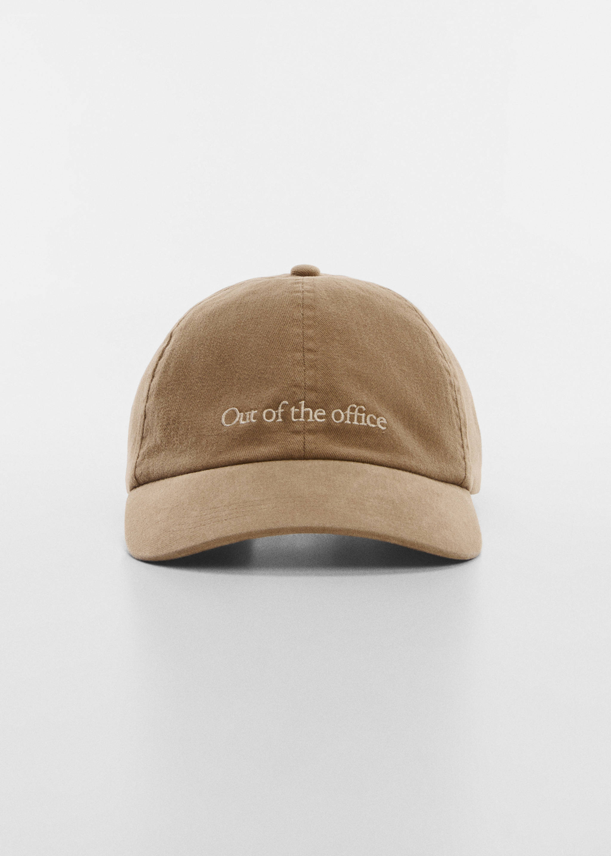 Бейсболка с вышитой надписью - Средний план