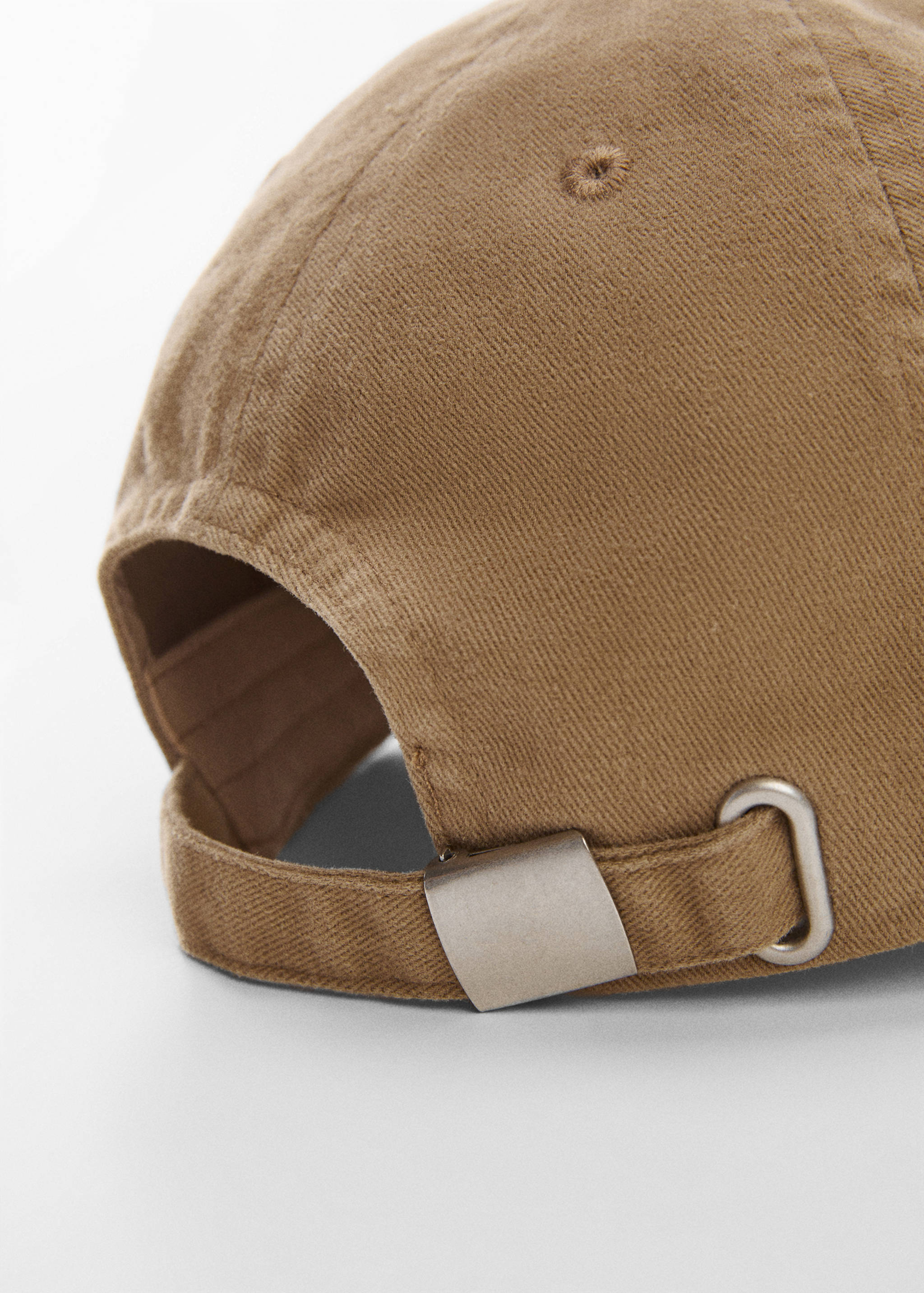 Бейсболка с вышитой надписью - Деталь изделия 1