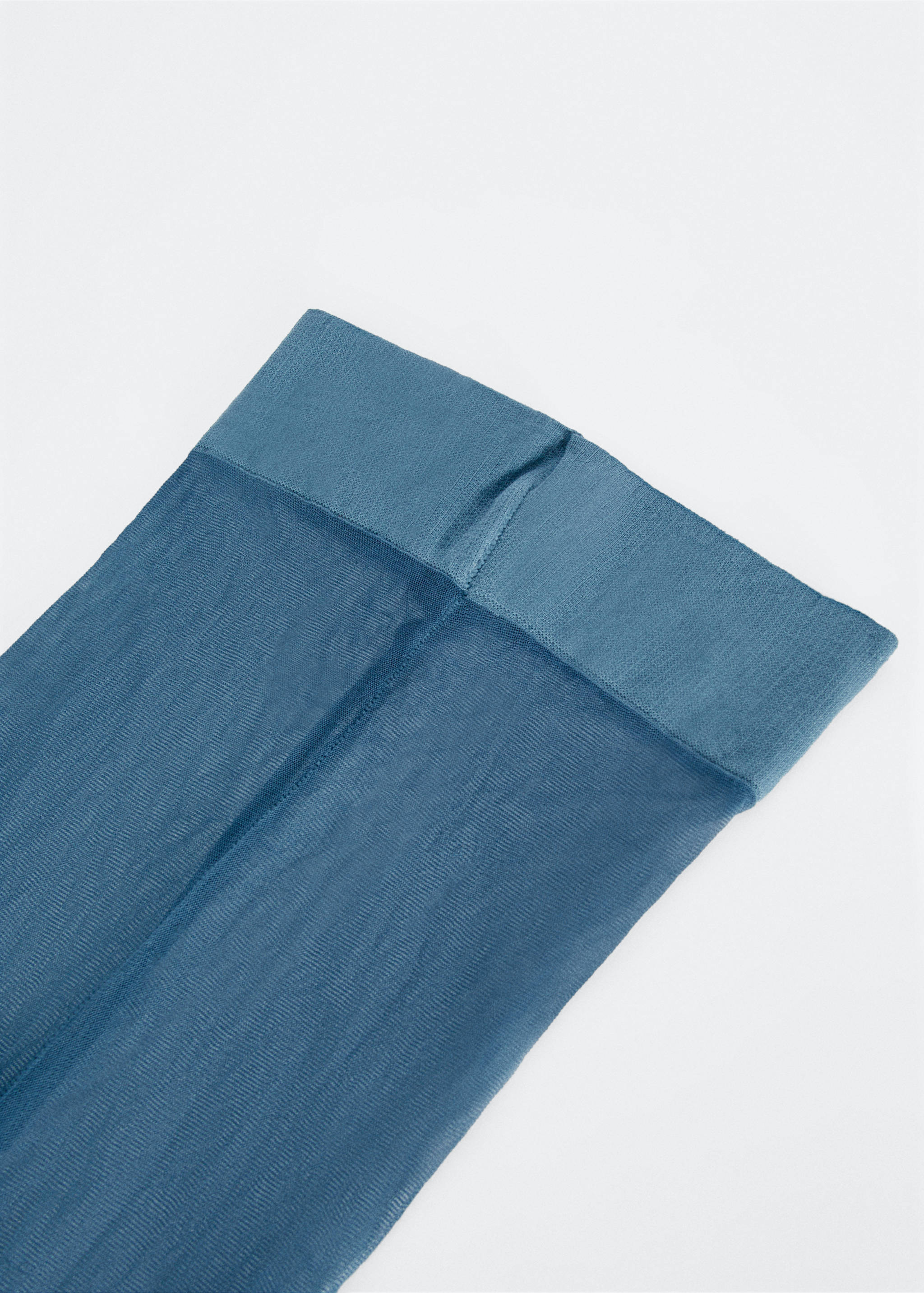 Тонкие прозрачные колготки - Средний план