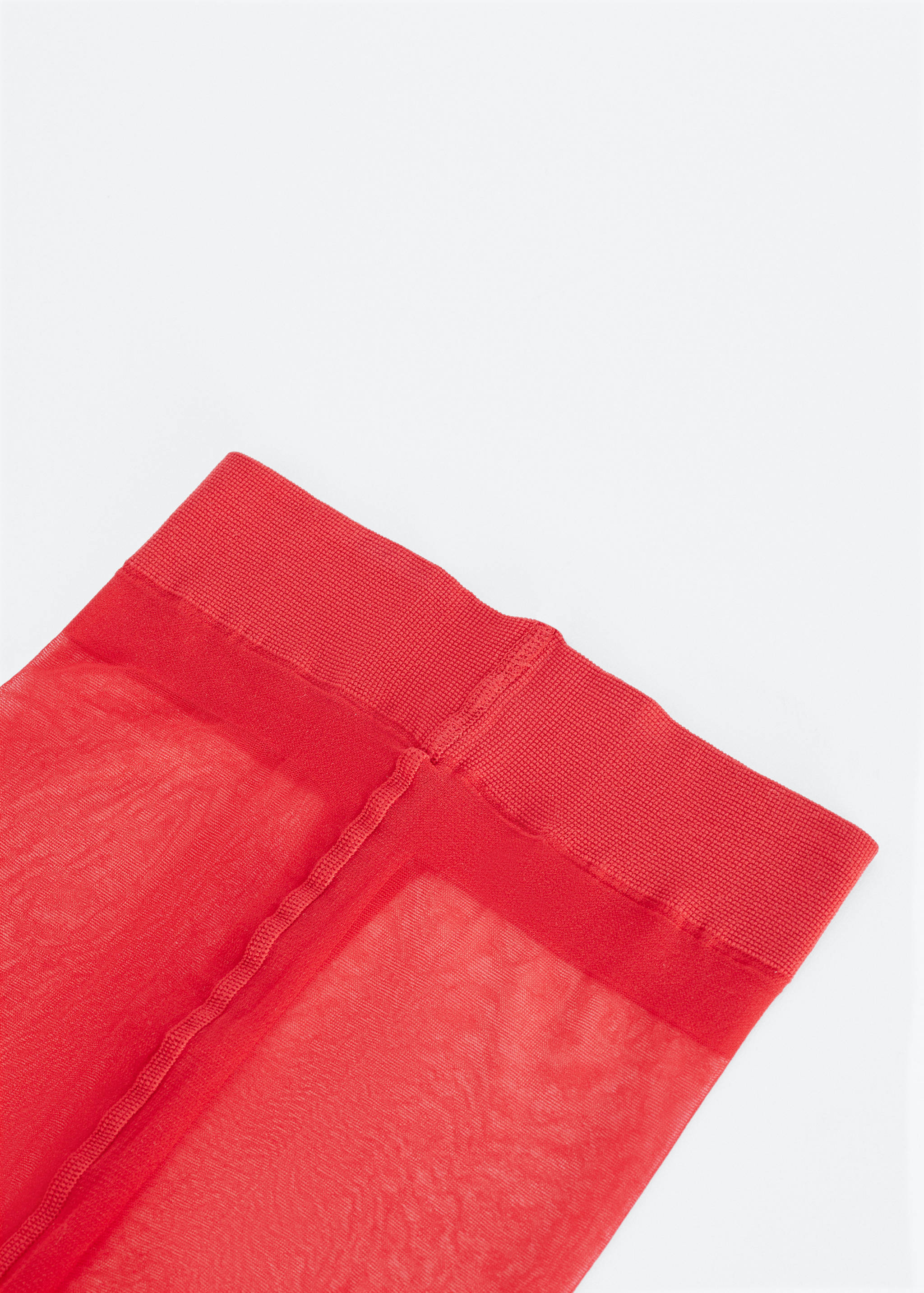 Тонкие прозрачные колготки - Средний план