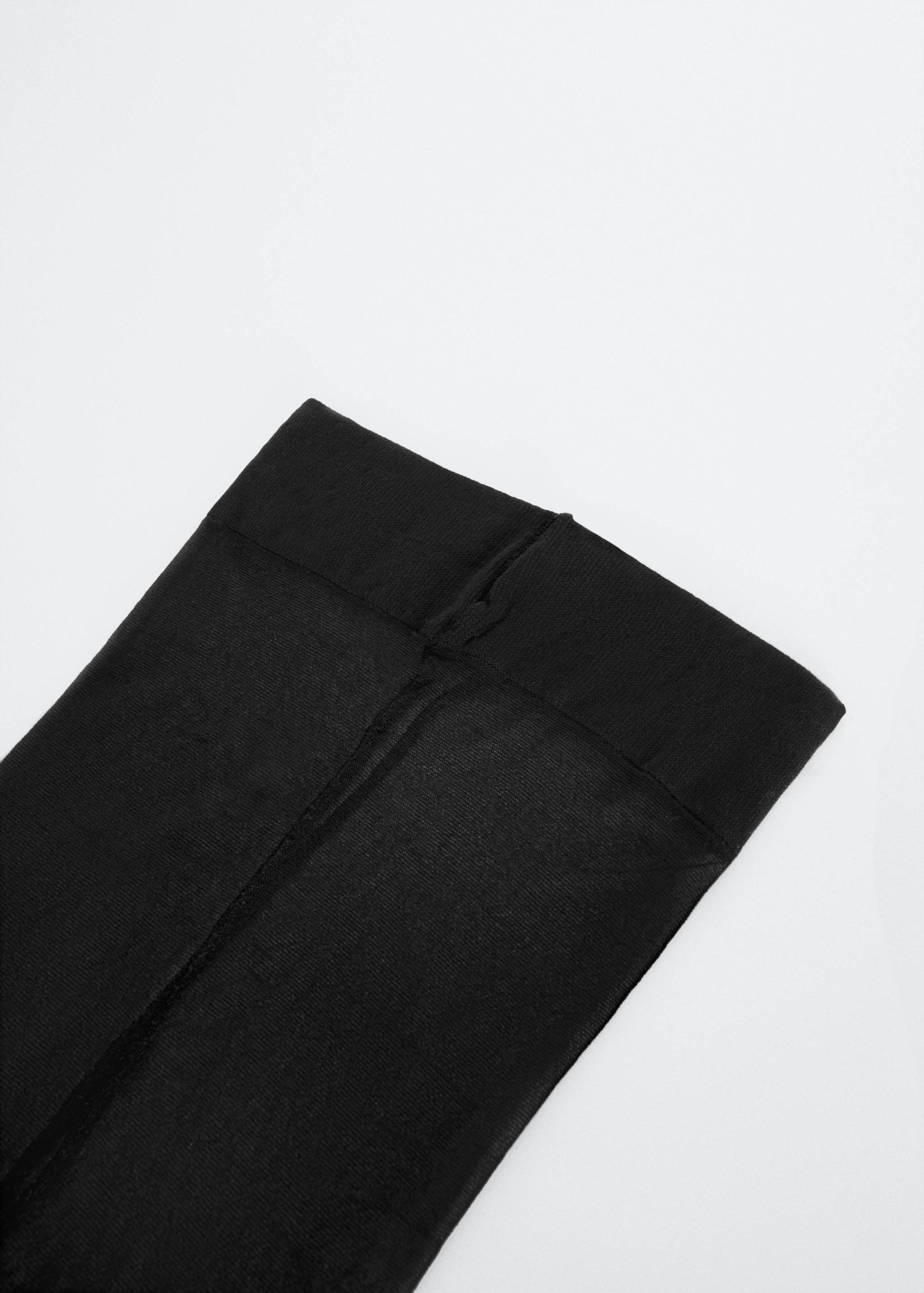 Тонкие прозрачные колготки - Средний план