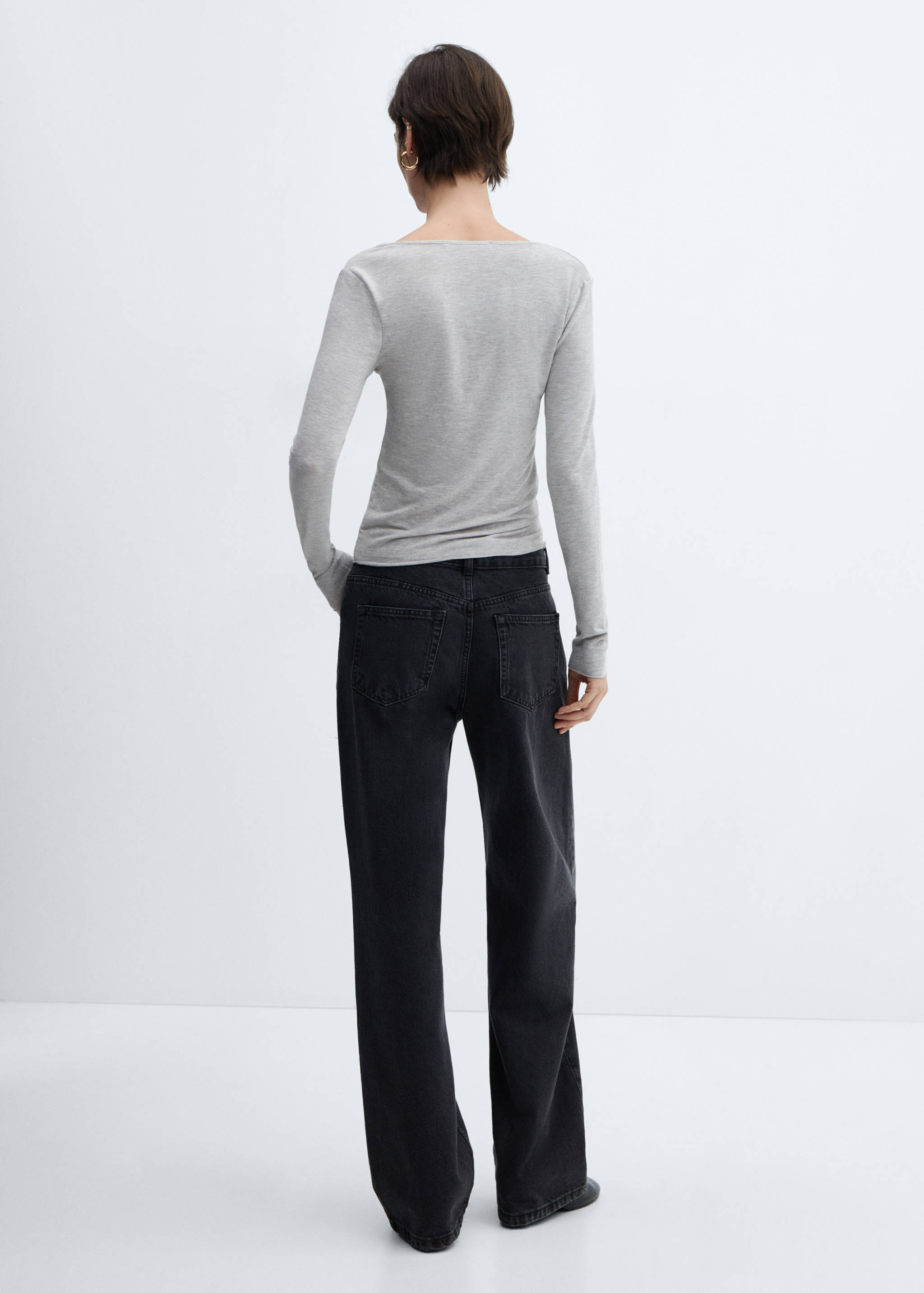 V-neck T-shirt - Reverse of the article