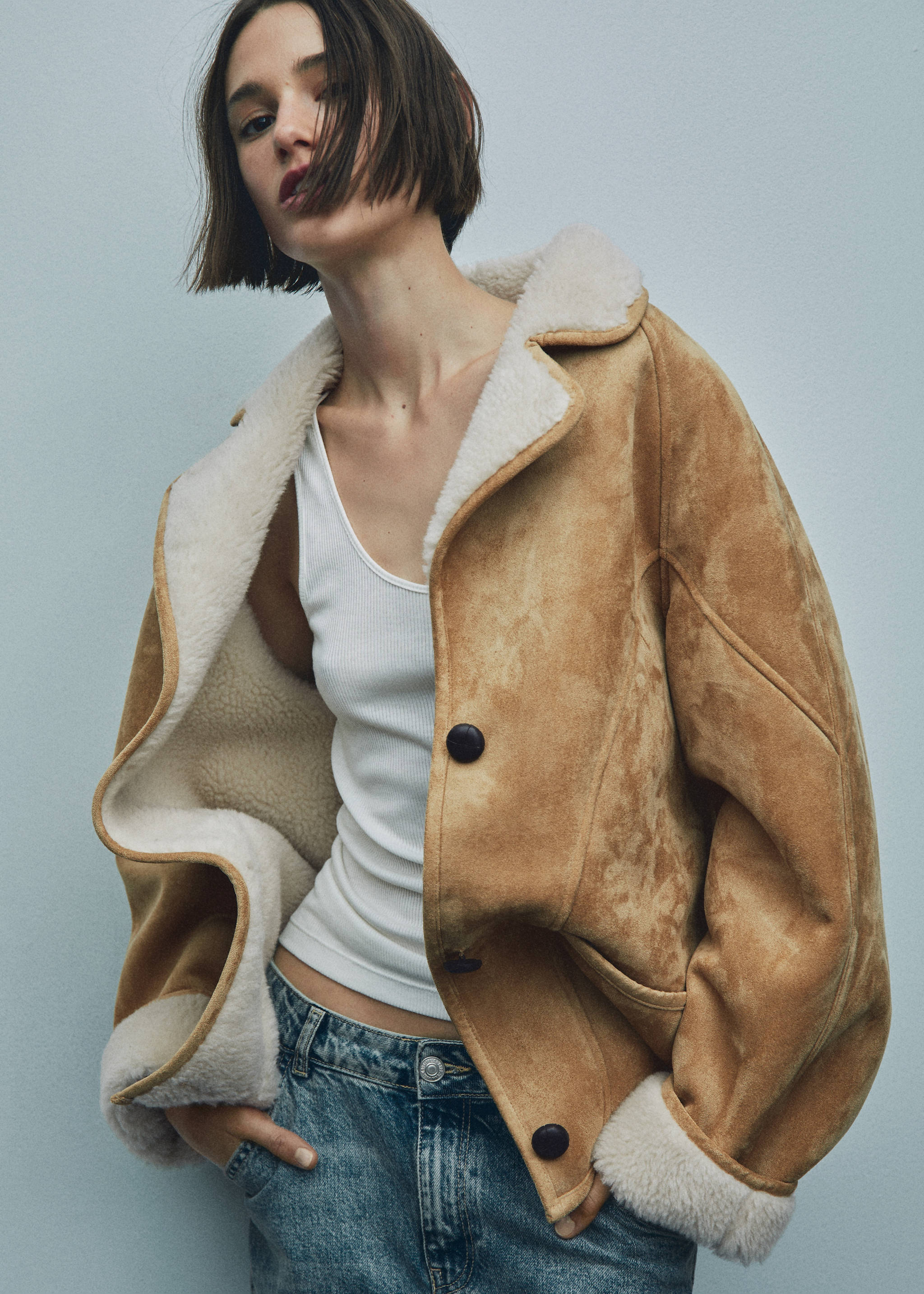 Shearling-lined coat with buttons - Details of the article 7