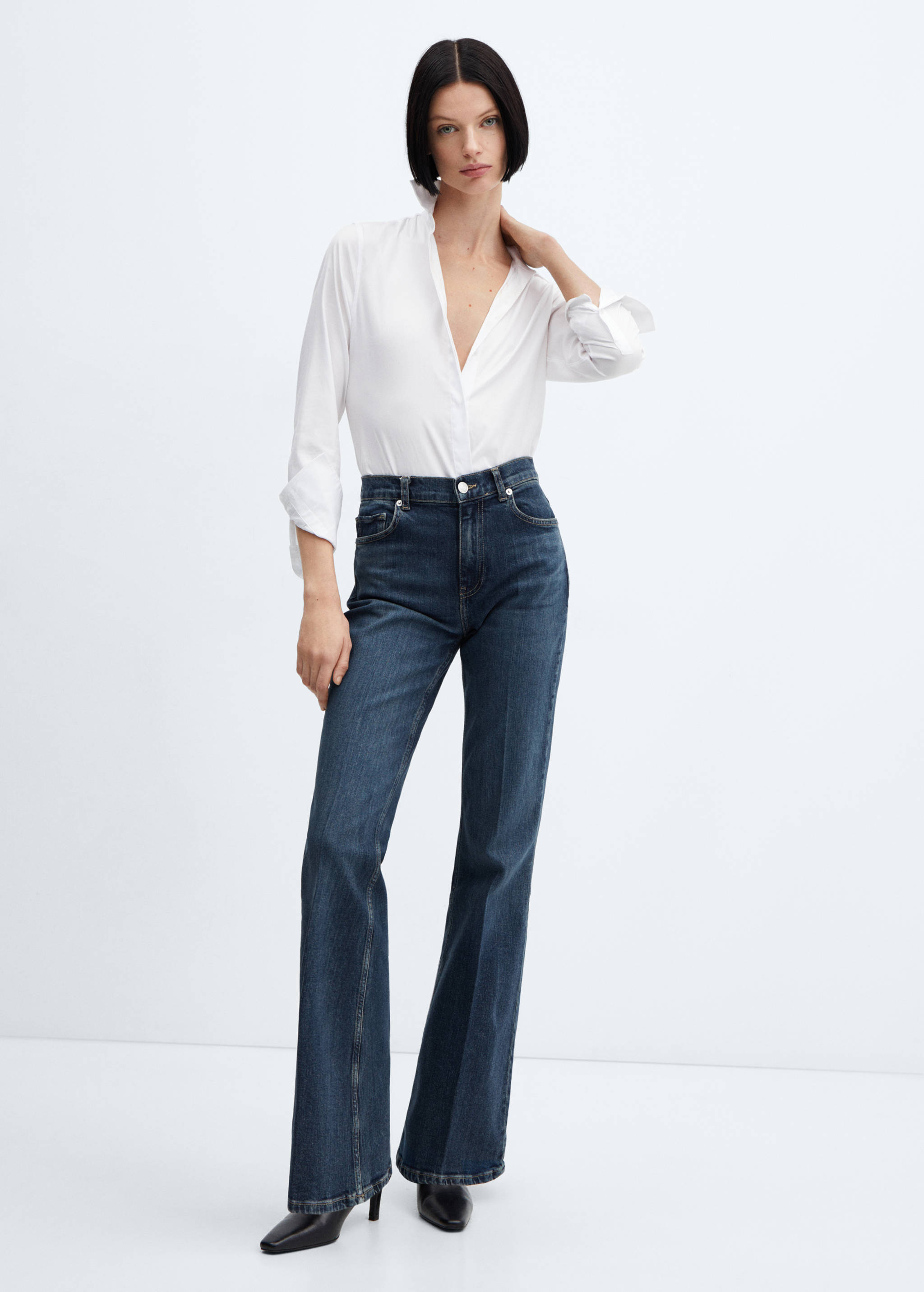 Medium-rise flared jeans - General plane