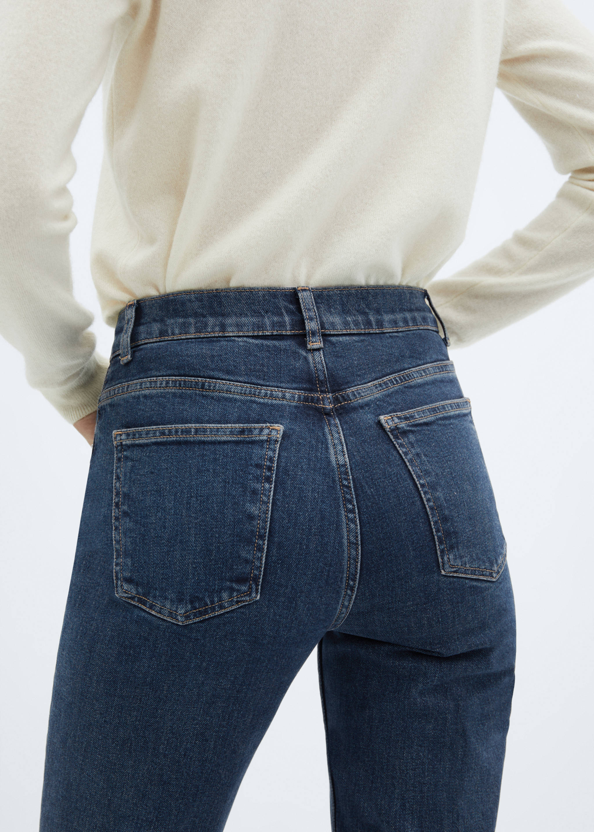Medium-rise flared jeans - Details of the article 4