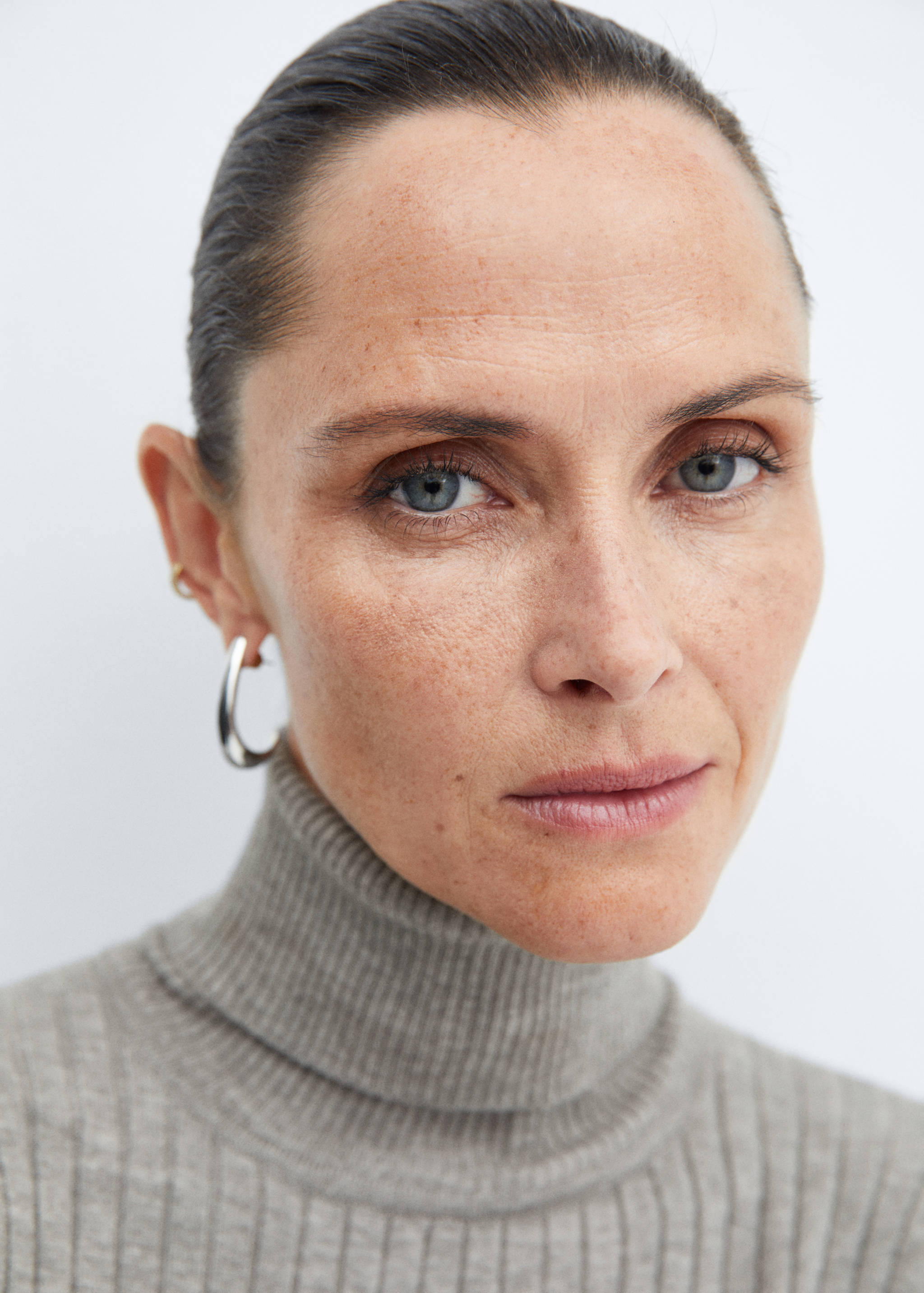 Turtleneck ribbed midi-dress - Details of the article 1