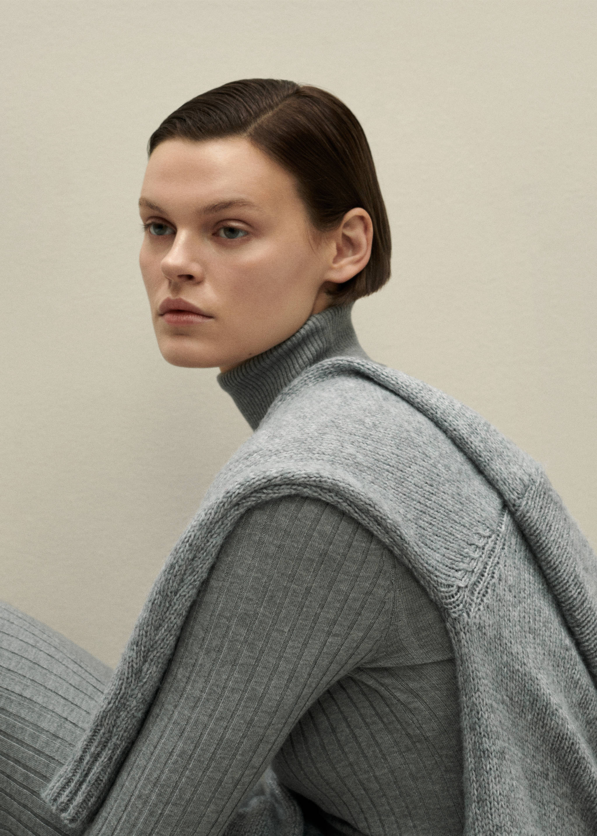 Turtleneck ribbed midi-dress - Details of the article 3