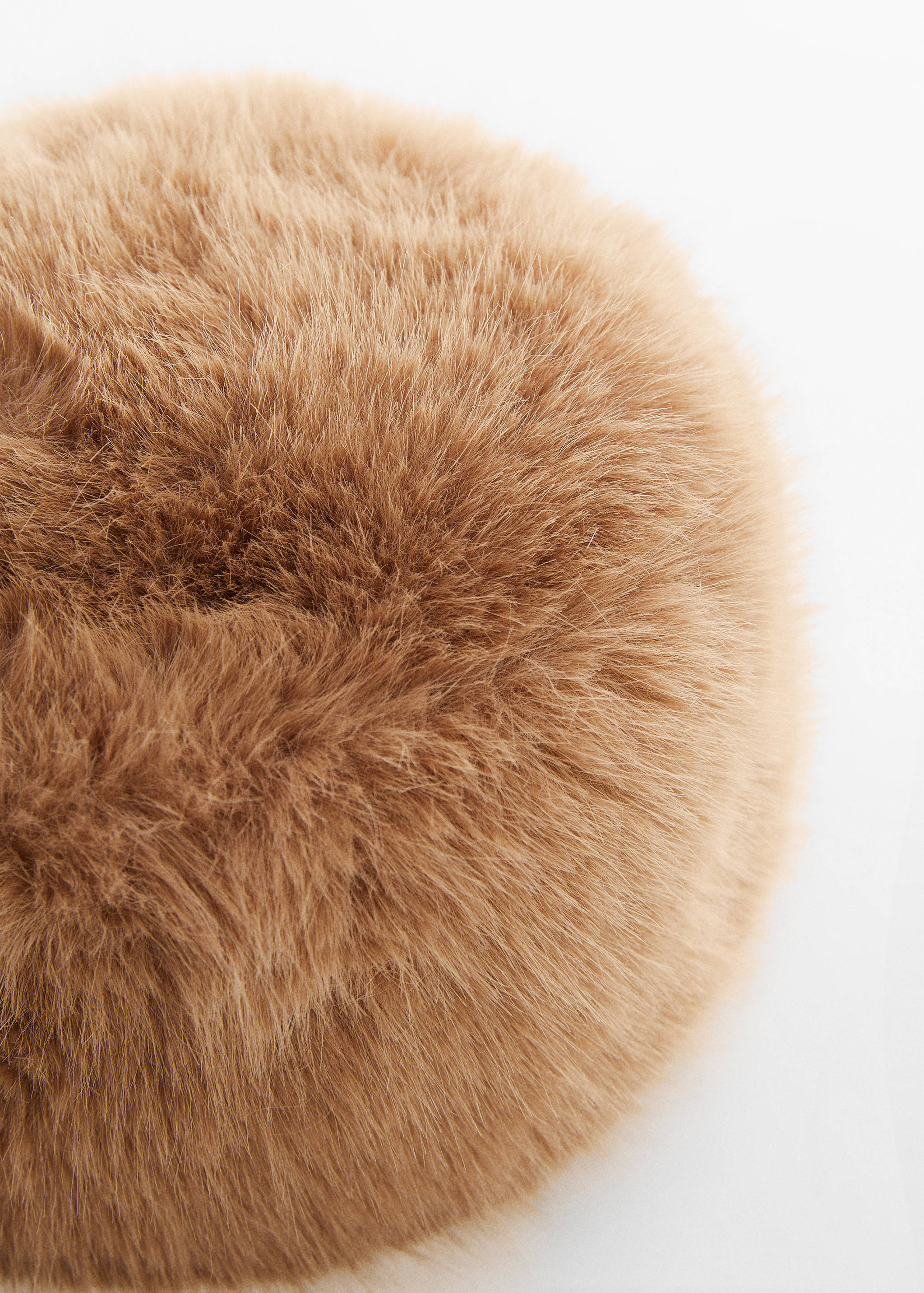 Bonnet en fausse fourrure - Plan moyen