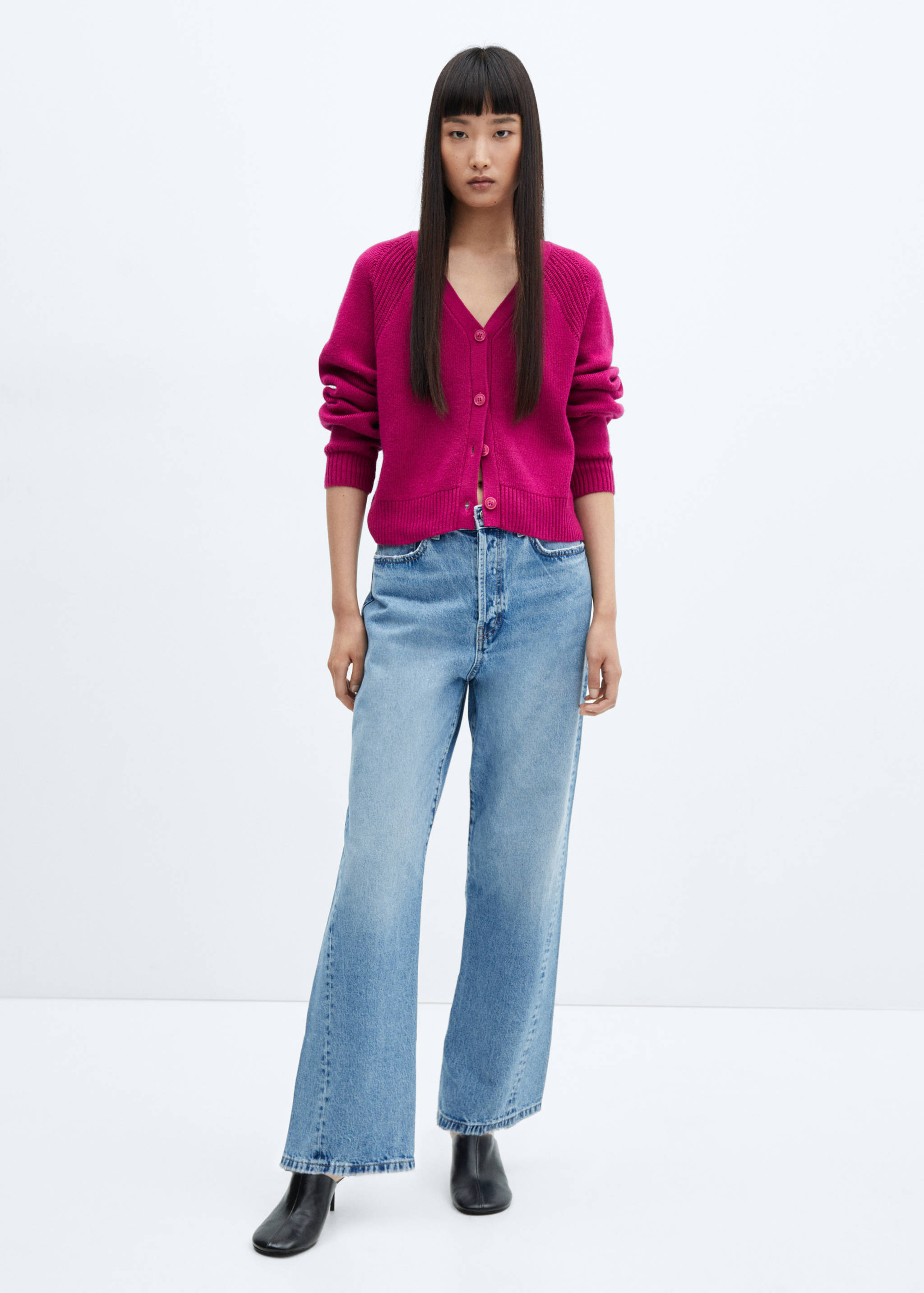 Трикотажный кардиган с пуговицами - Общий план