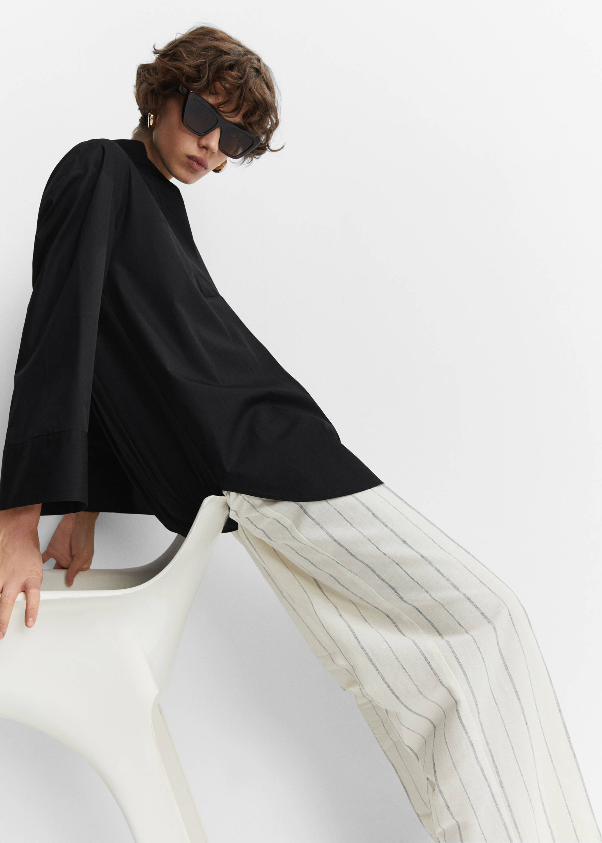 بلوزة كبيرة الحجم برقبة على شكل V - تفاصيل المنتج 2