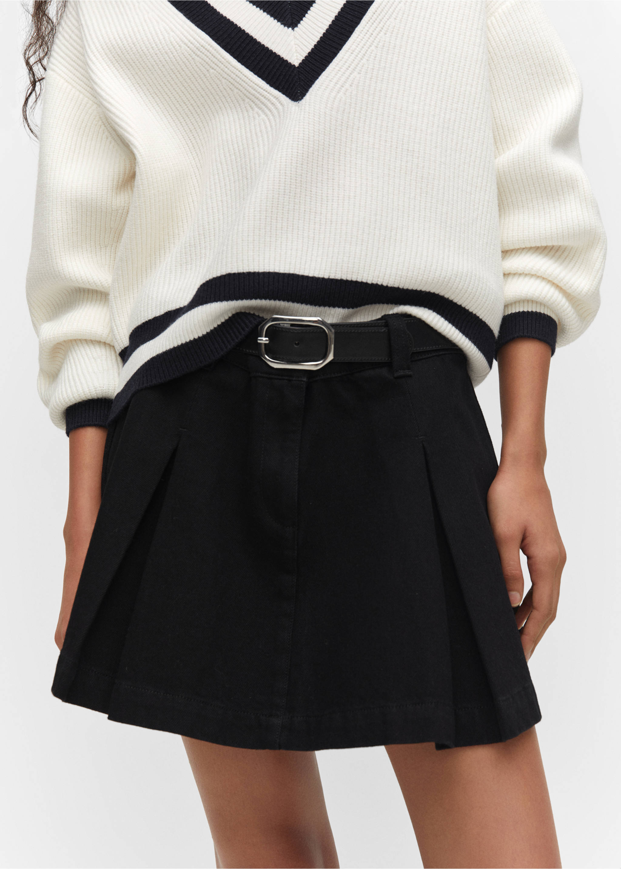 Pleated denim mini-skirt - Details of the article 3, Black denim. Ref: 57093802-00.