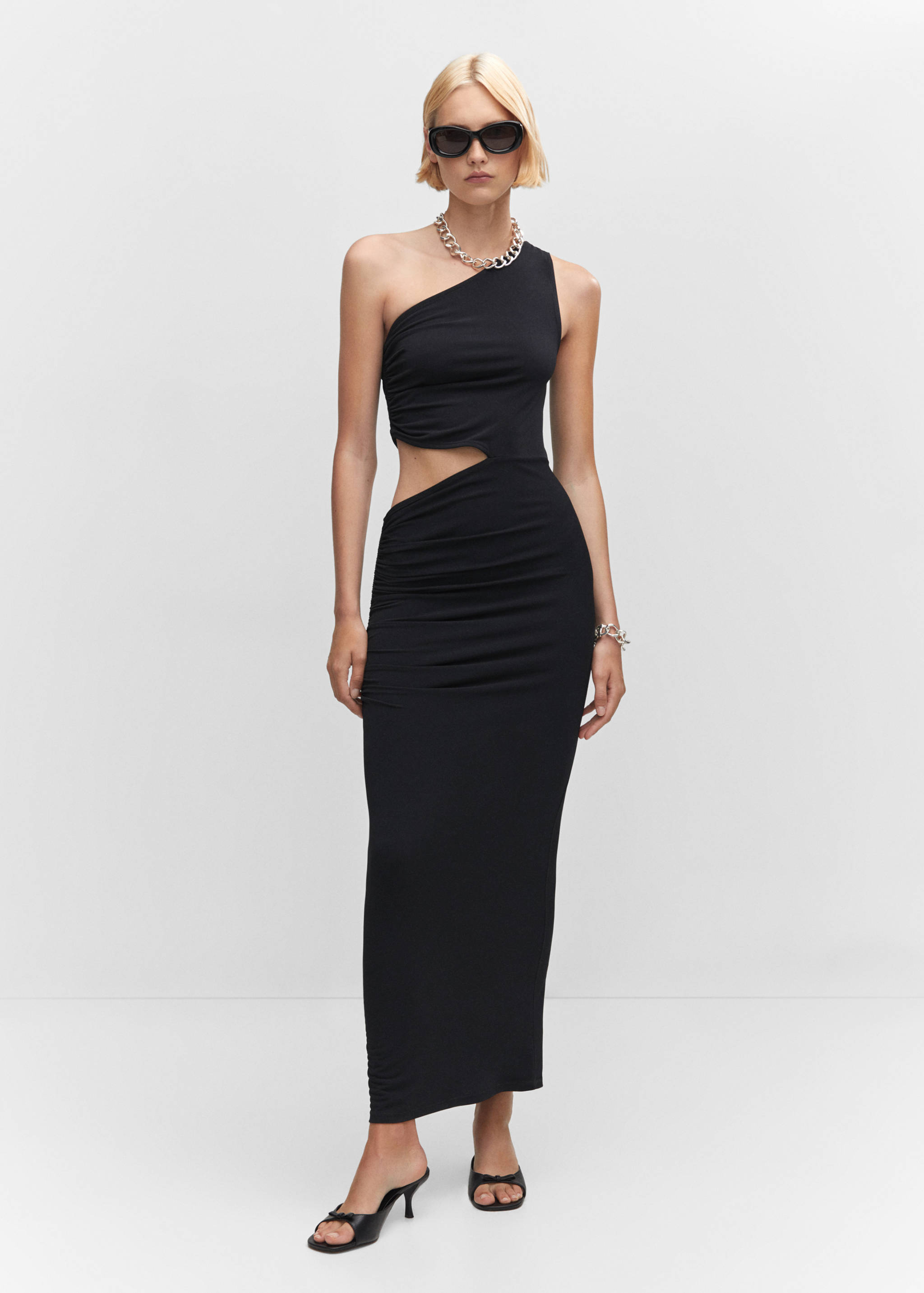 Asymmetrical dress with side slit - General plane
