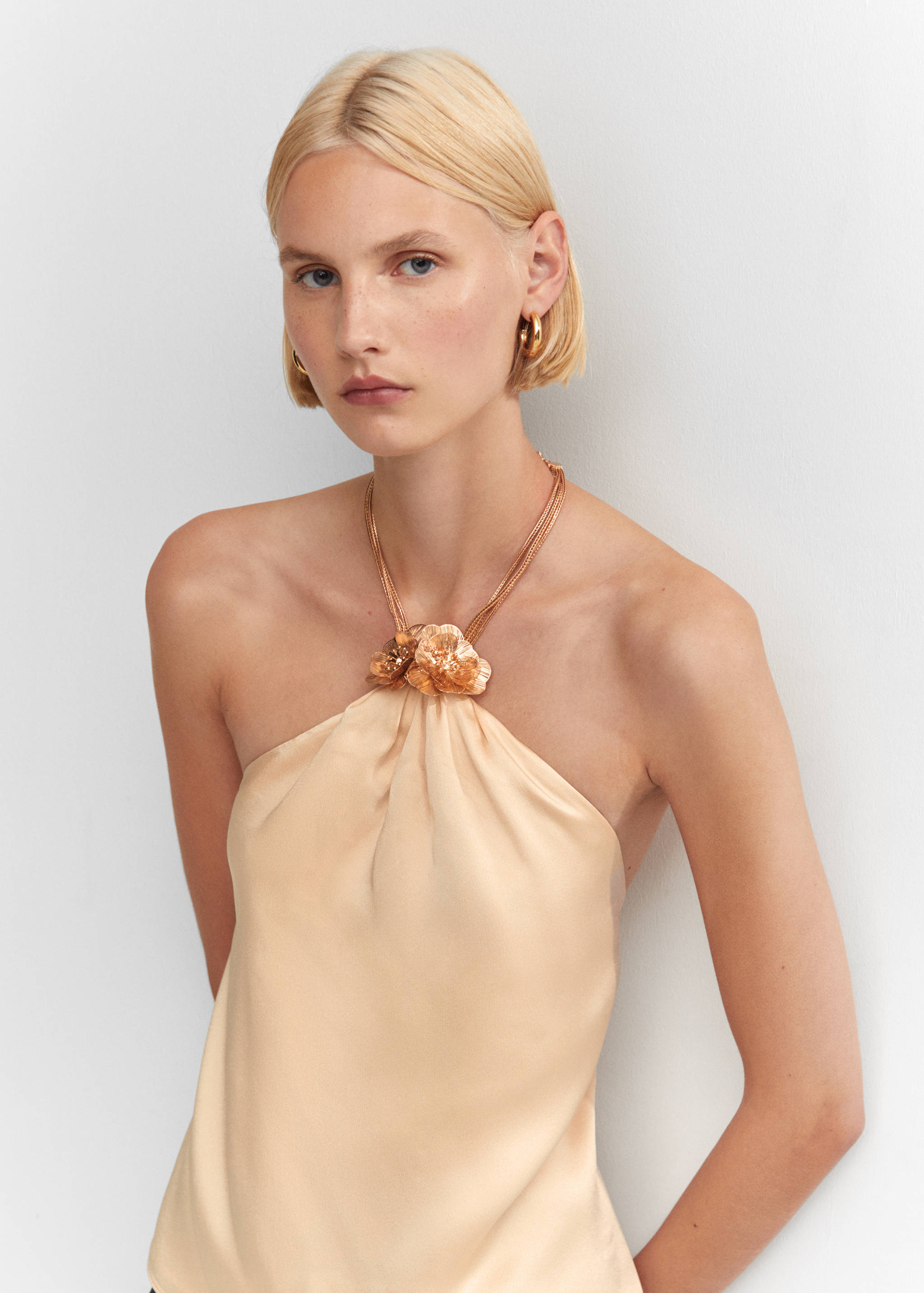 Metallic top with flower detail - Details of the article 2