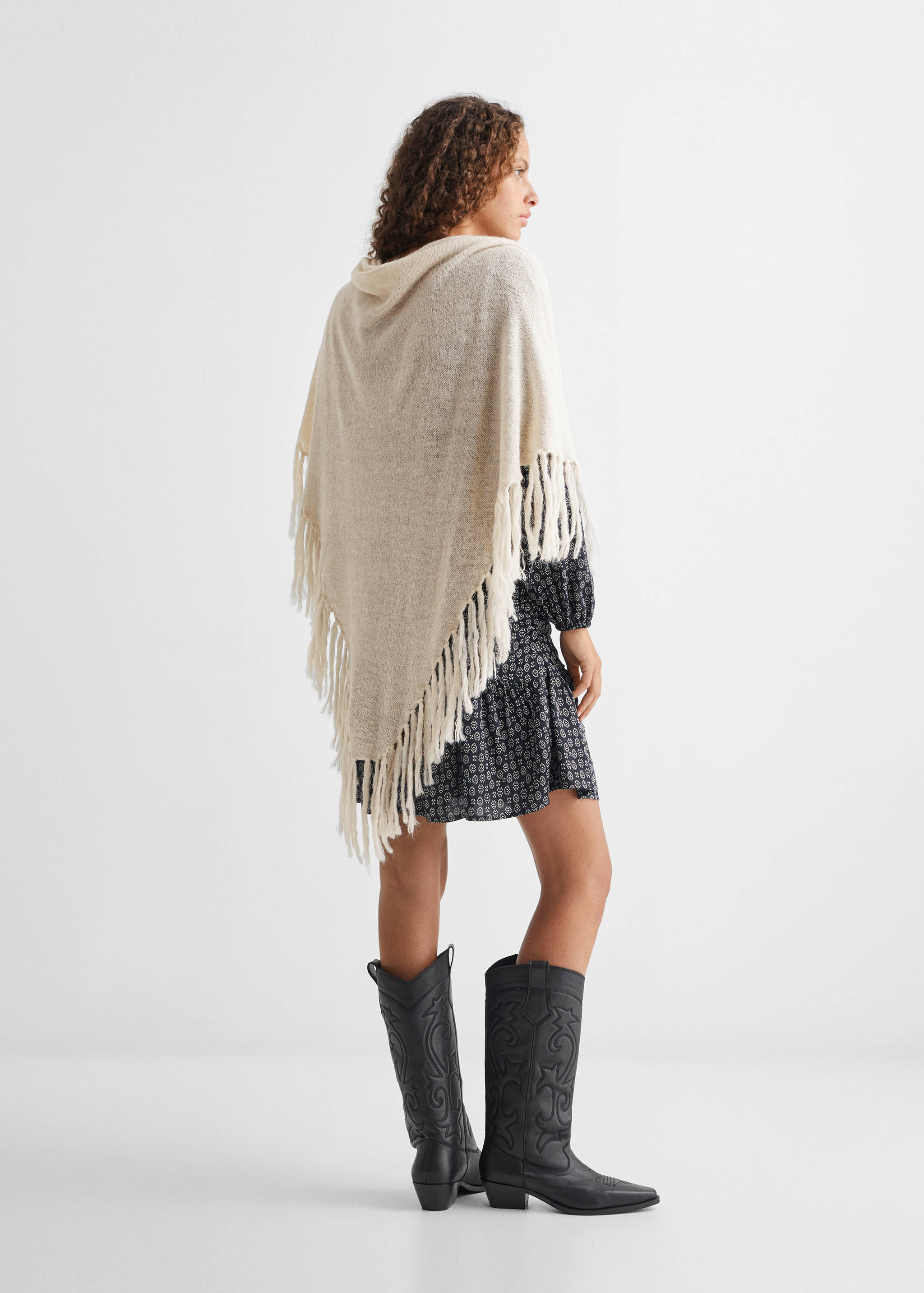 Fringed poncho - Reverse of the article