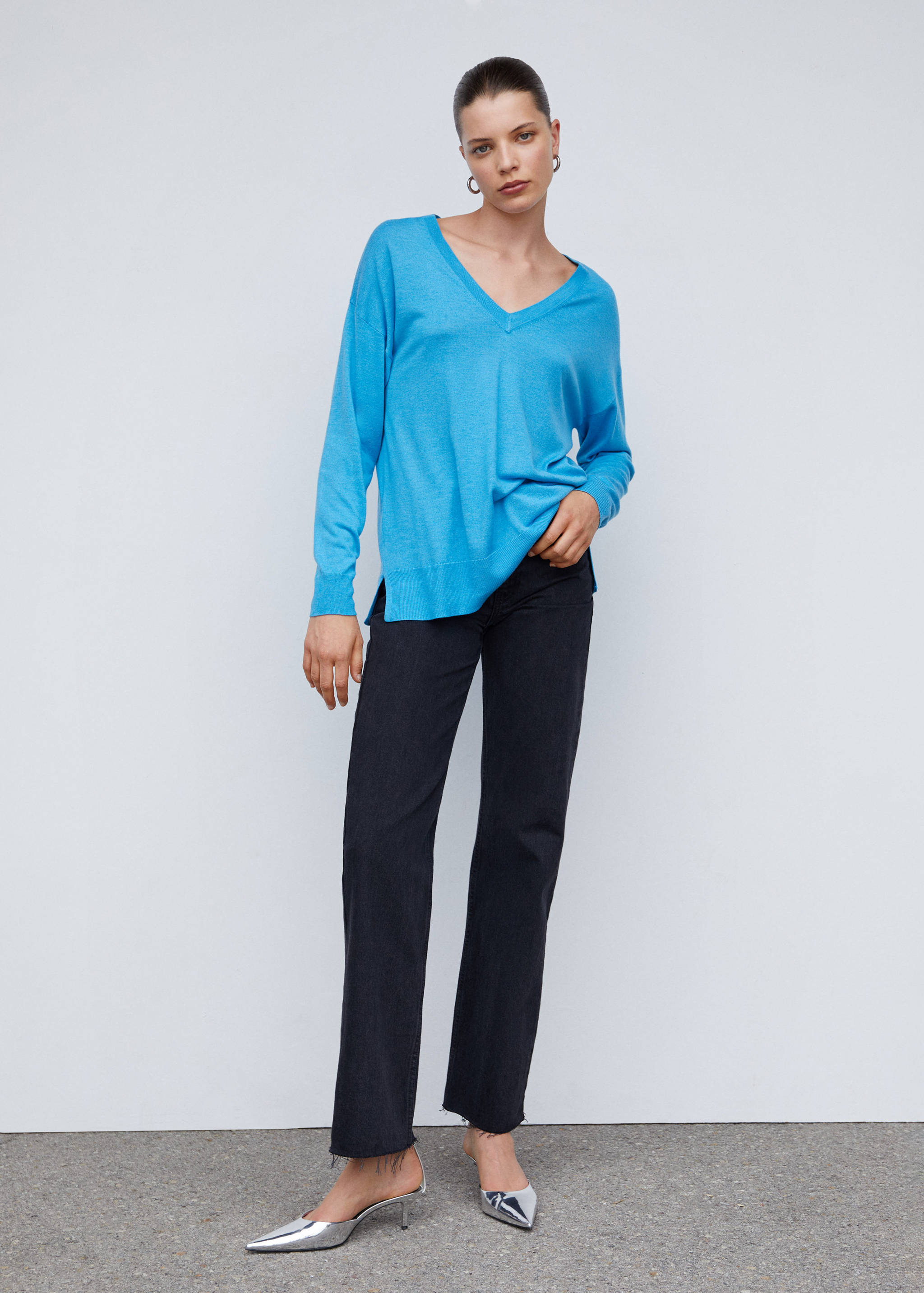 V-neck pullover with slits - General plane