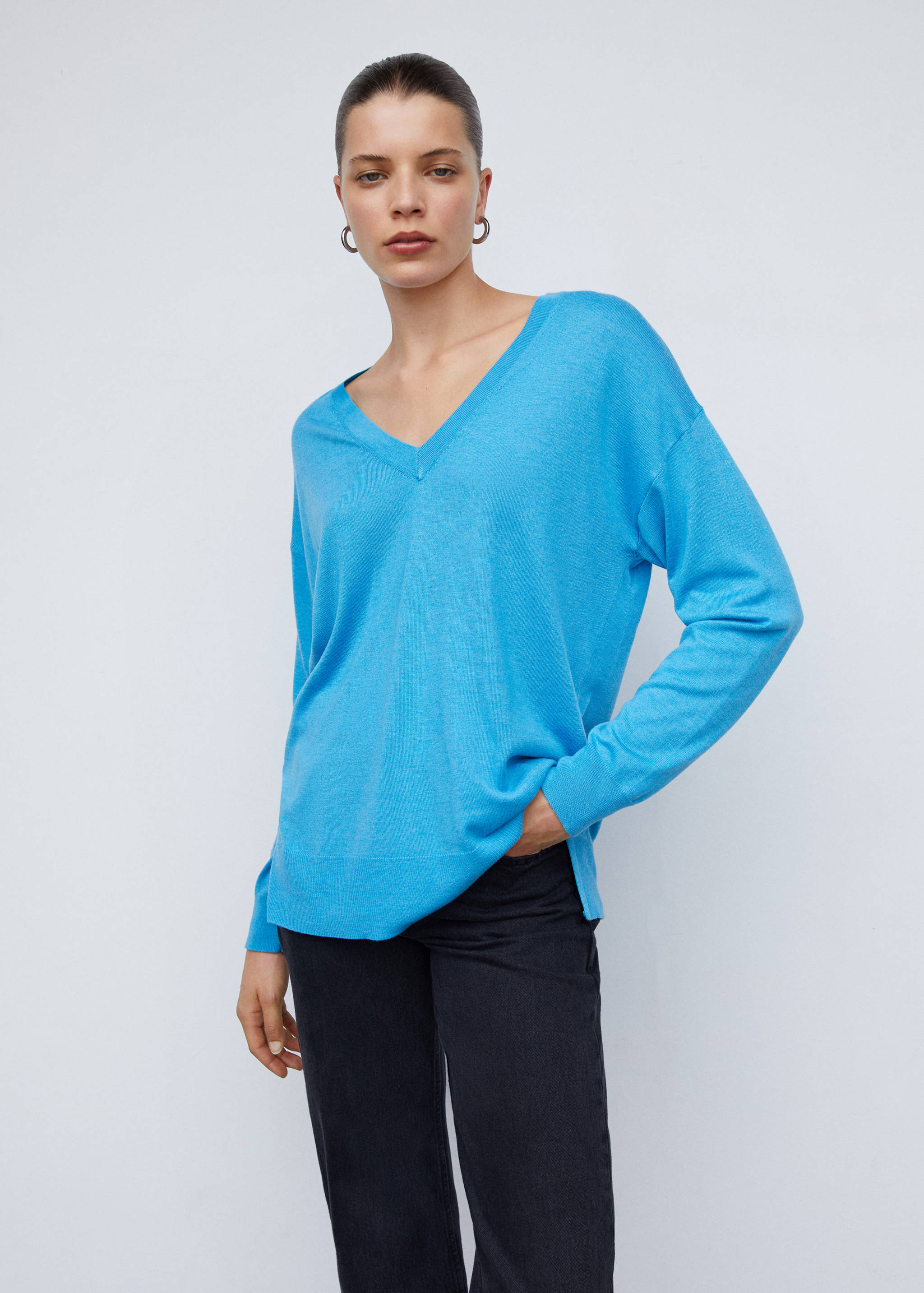 V-neck pullover with slits - Medium plane