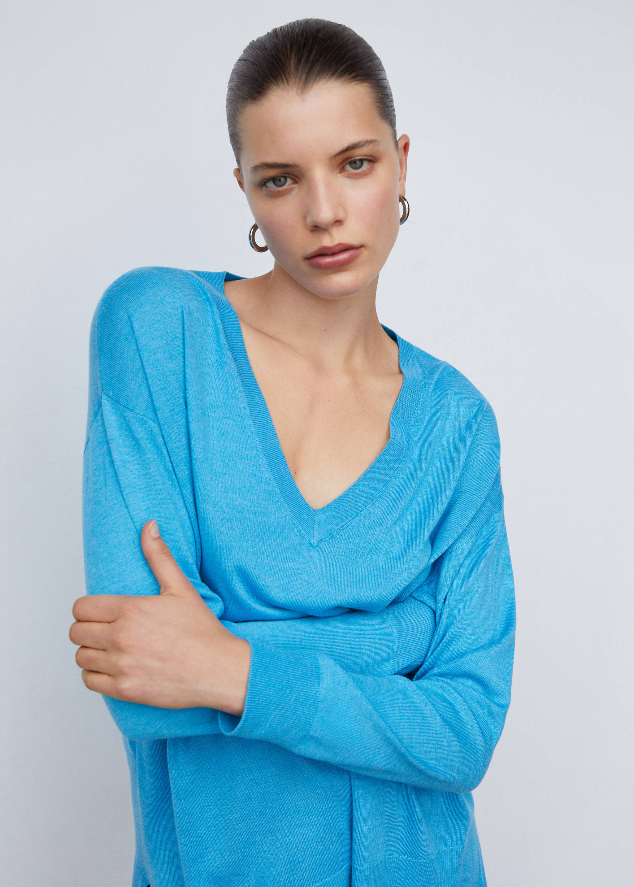 V-neck pullover with slits - Details of the article 1