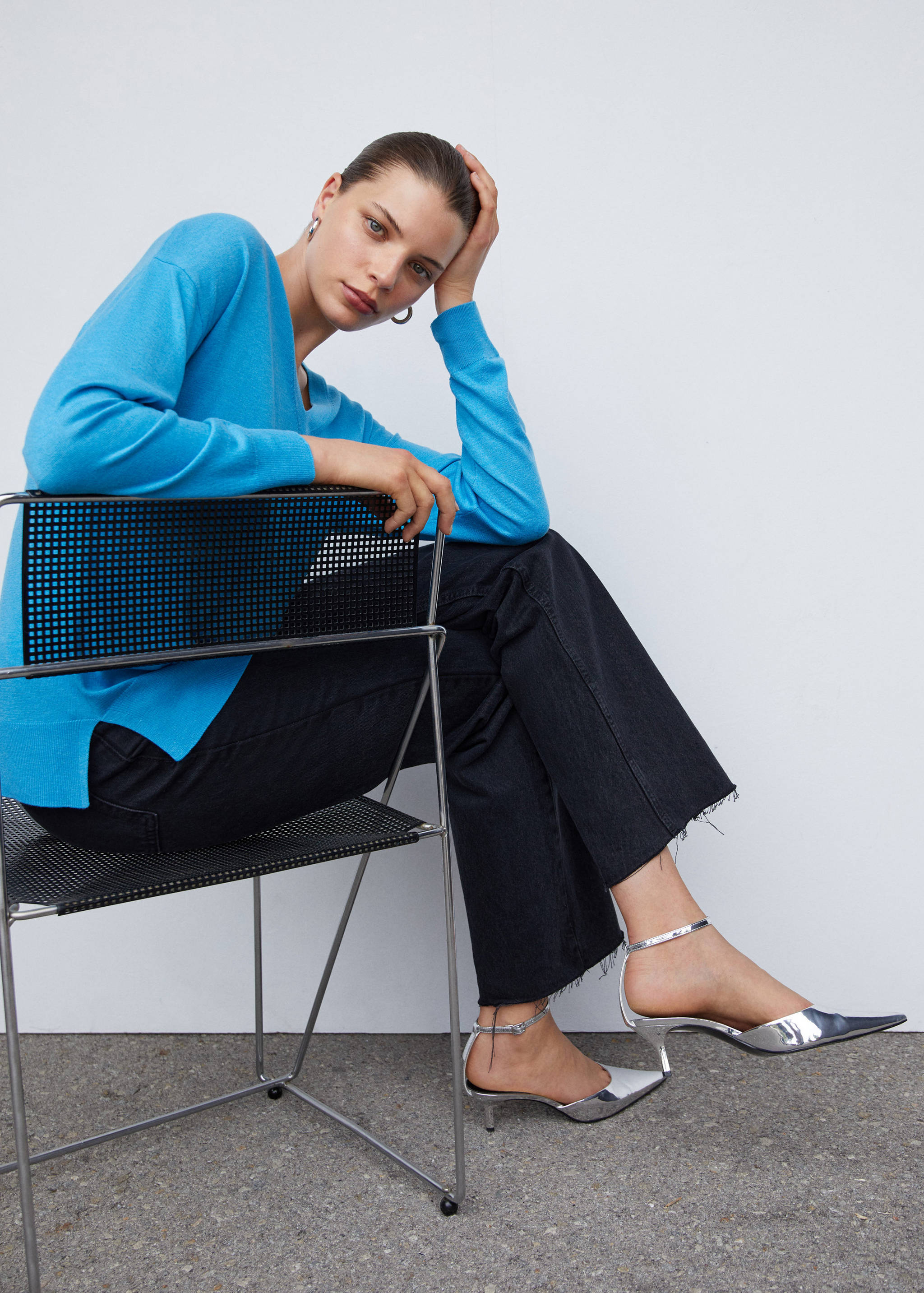 V-neck pullover with slits - Details of the article 2