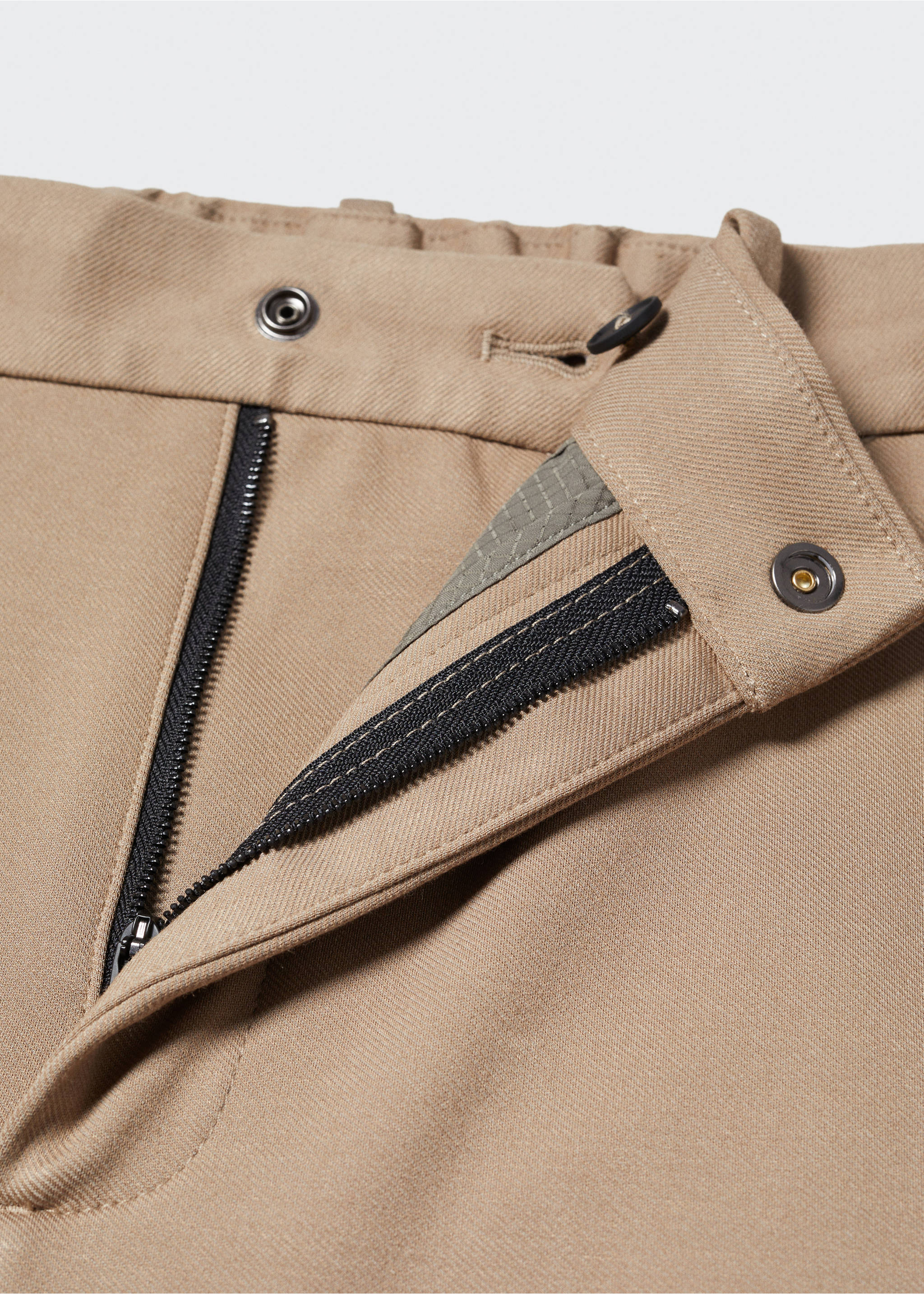 Pantalón slim fit antiarrugas - Detalle del artículo 8, Marrón medio. Ref: 57094756-00.