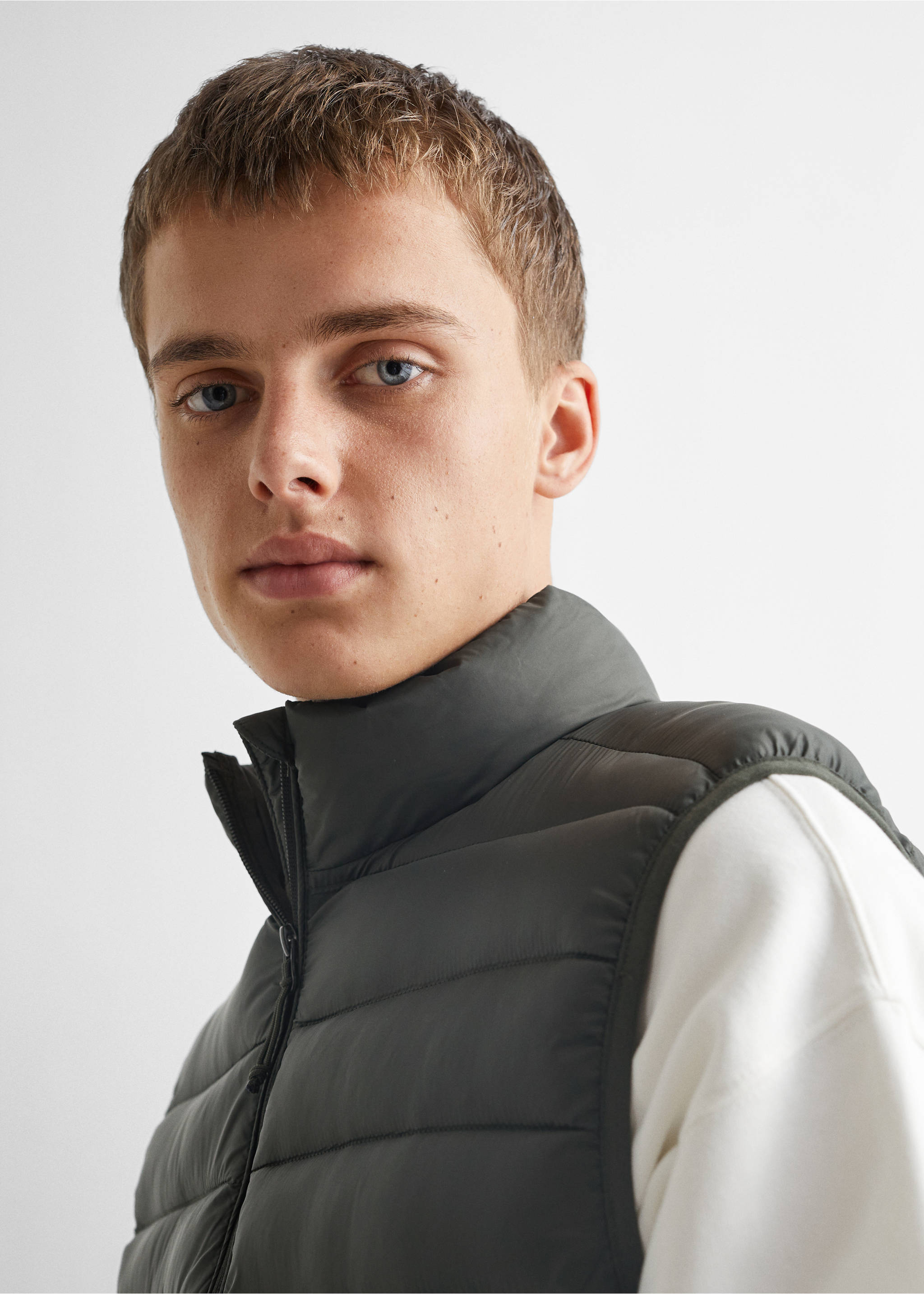 Quilted gilet - Details of the article 1, Green. Ref: 57095132-00.