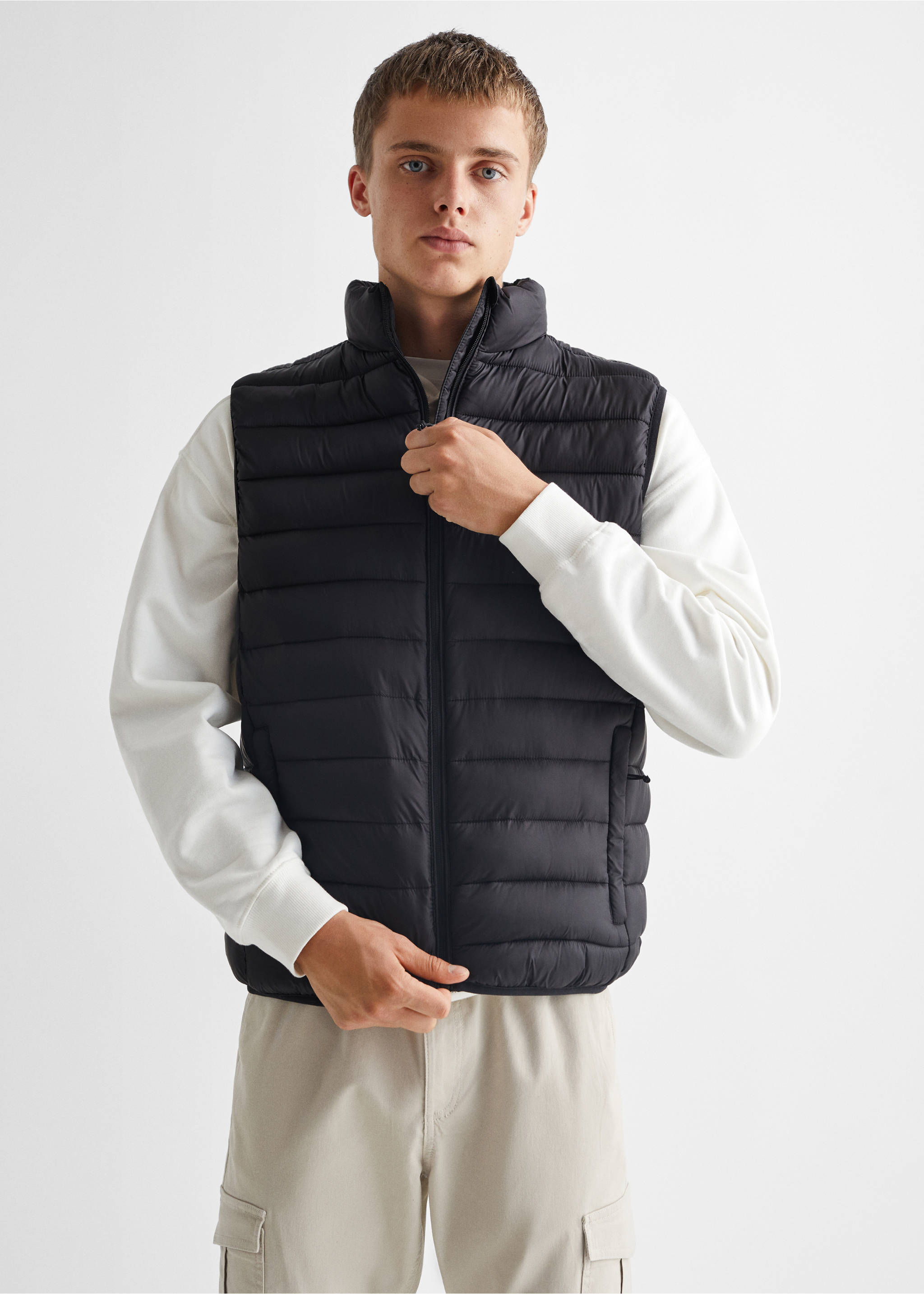 Quilted gilet - Medium plane, Black. Ref: 57095132-00.