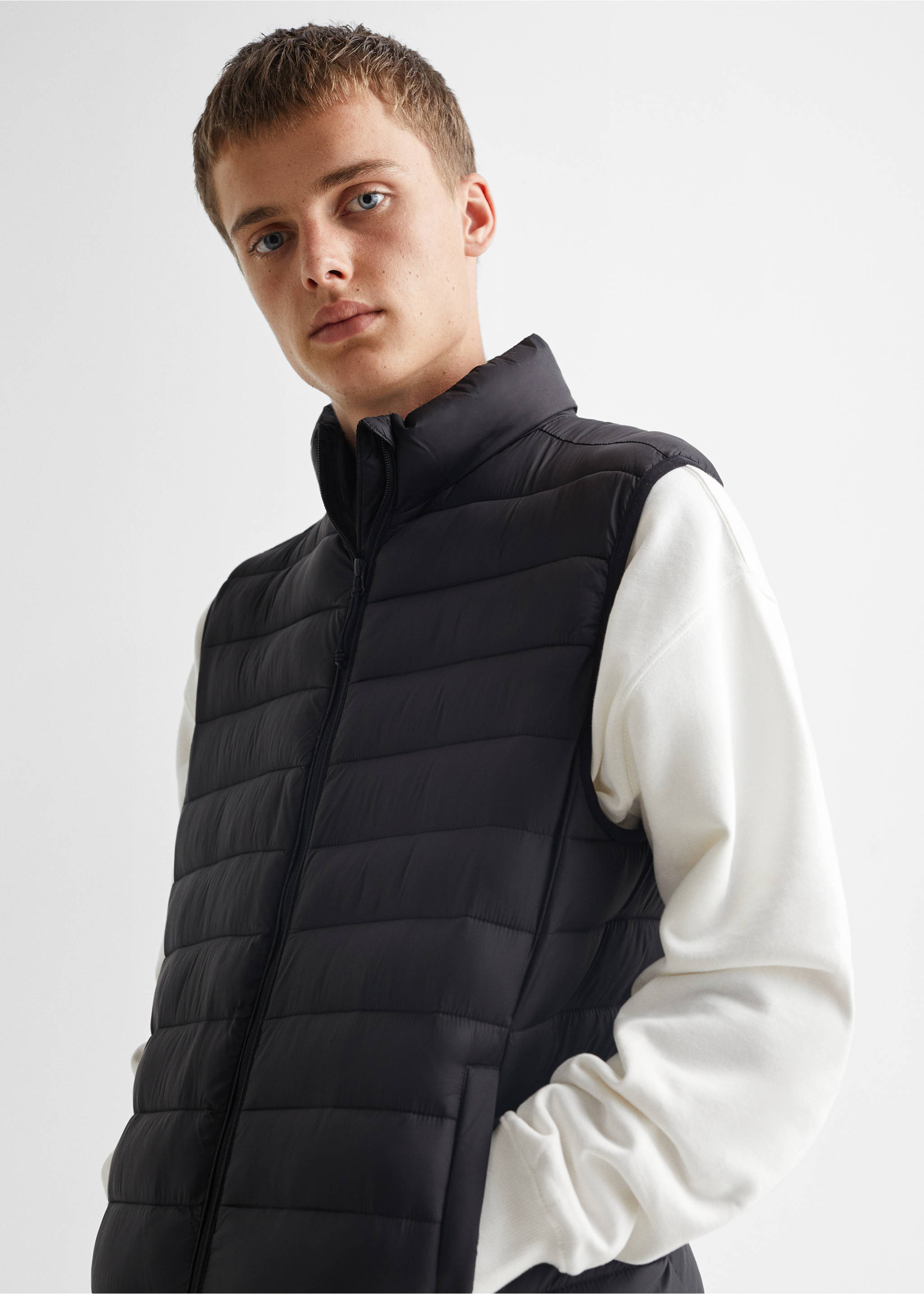 Quilted gilet - Details of the article 1, Black. Ref: 57095132-00.