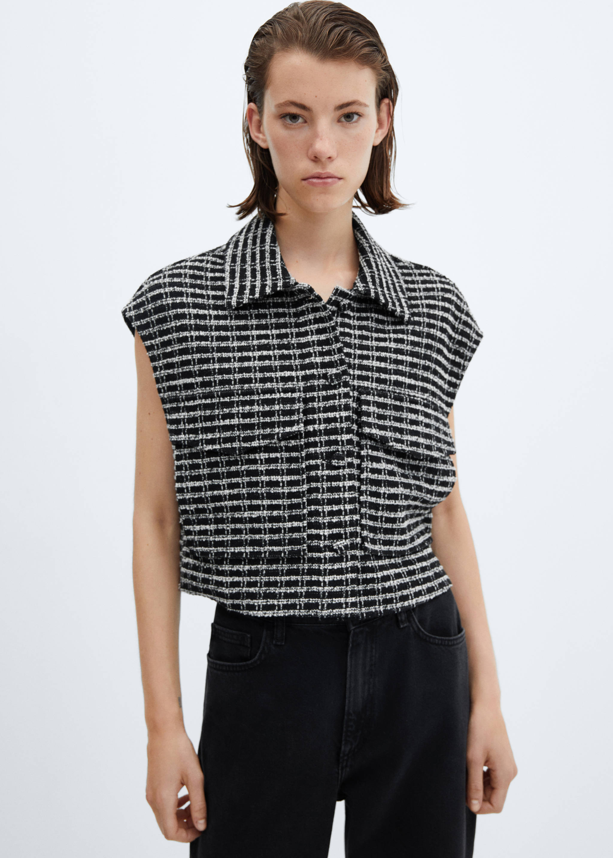 Объемный жилет из твида - Средний план