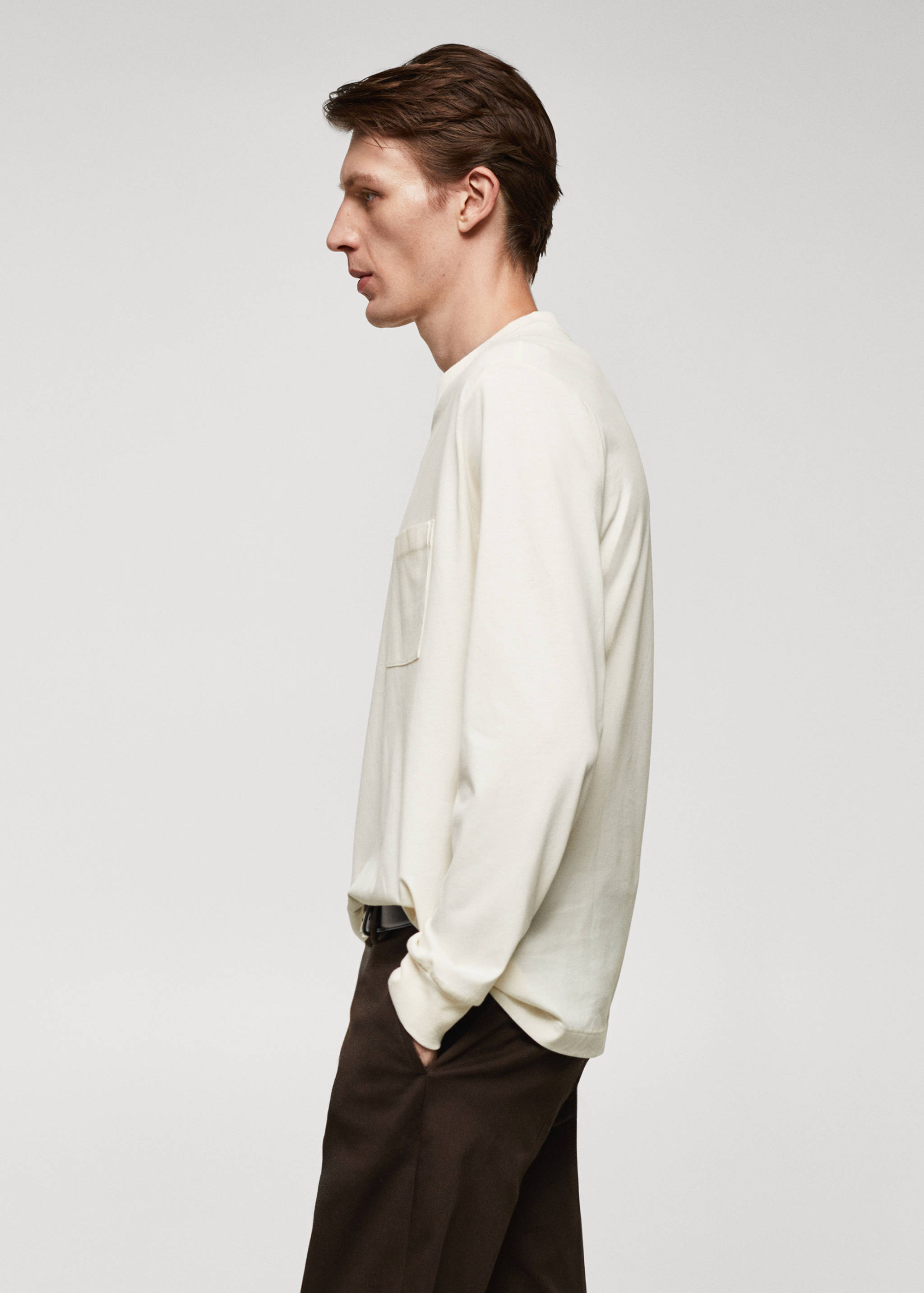 Long-sleeved t-shirt with pockets - Details of the article 2