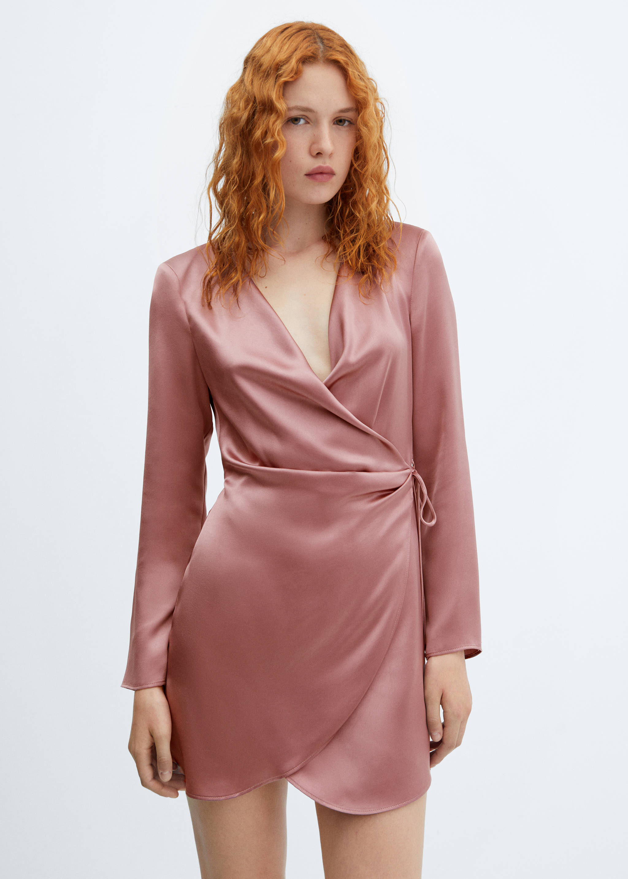 Robe cache-cœur satinée - Plan moyen