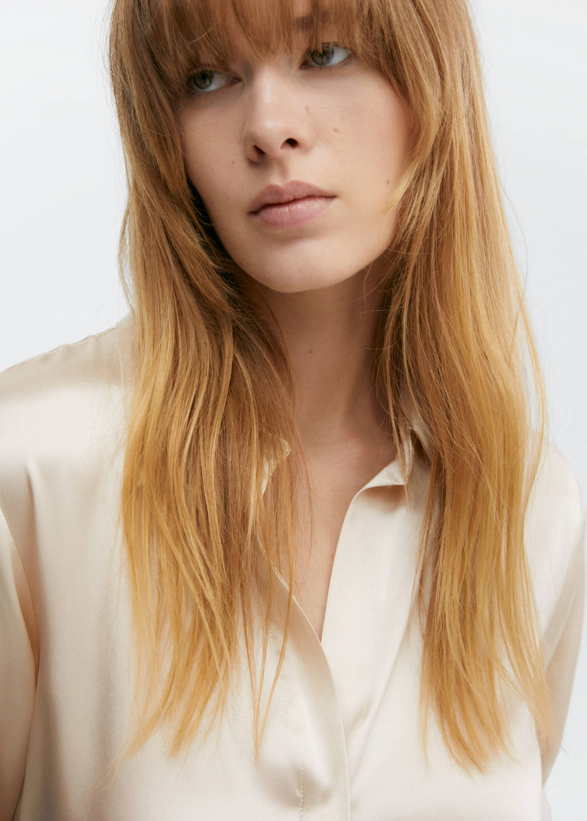 Атласная рубашка из шелка - Средний план