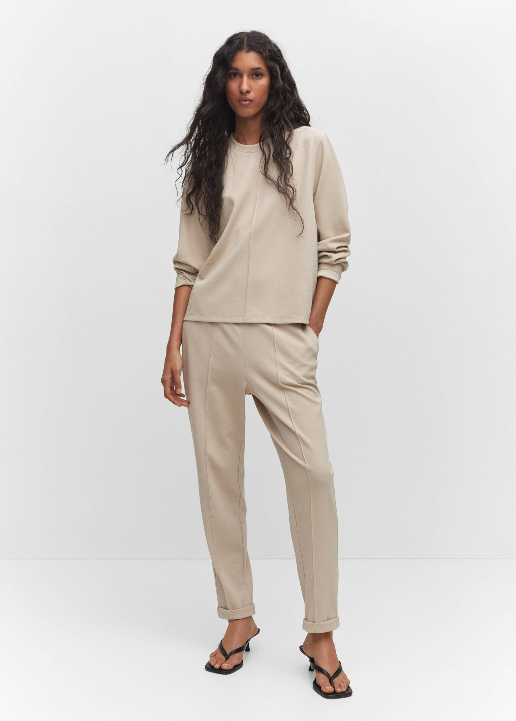 Свитшот с декоративными строчками - Общий план