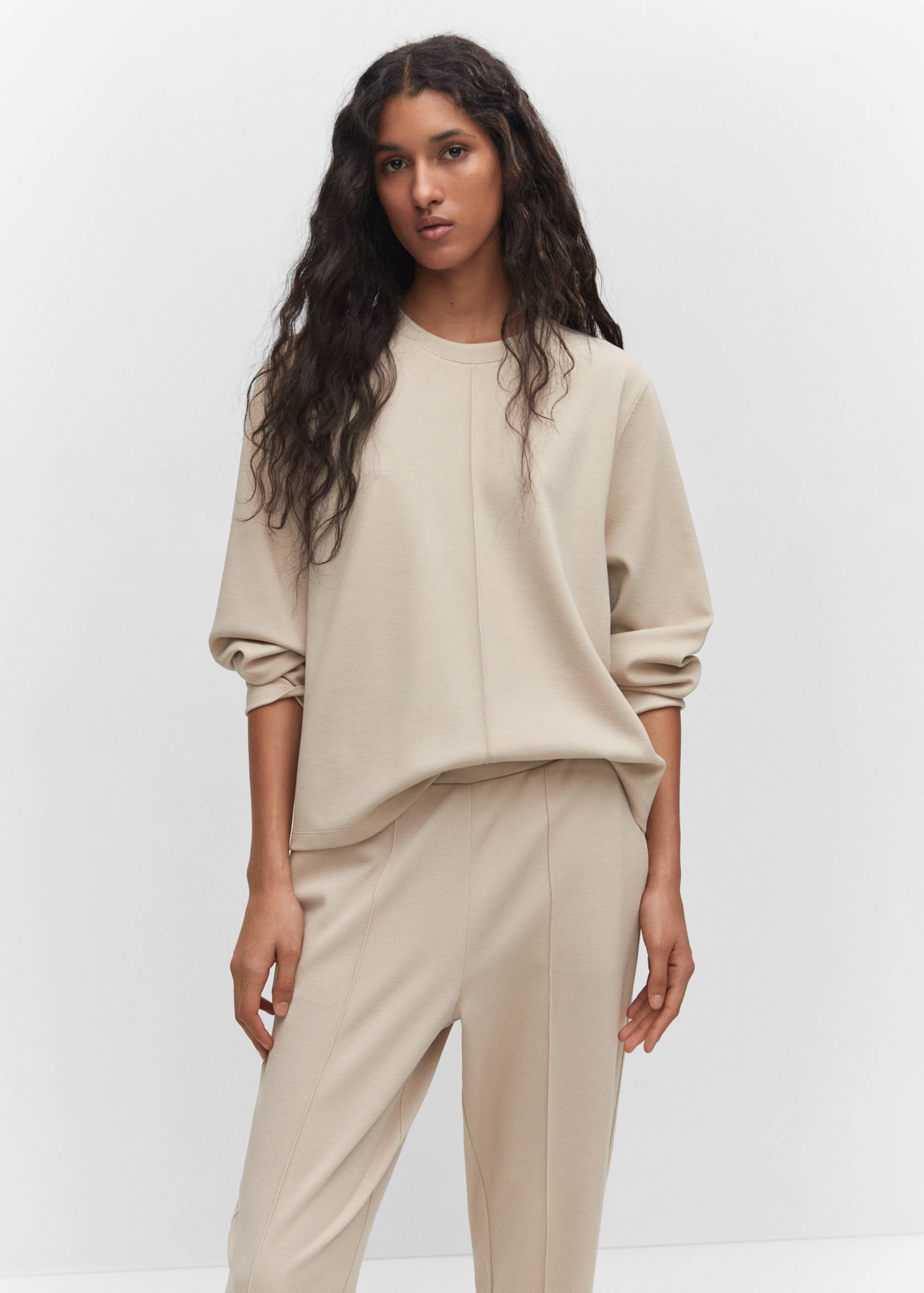 Свитшот с декоративными строчками - Средний план