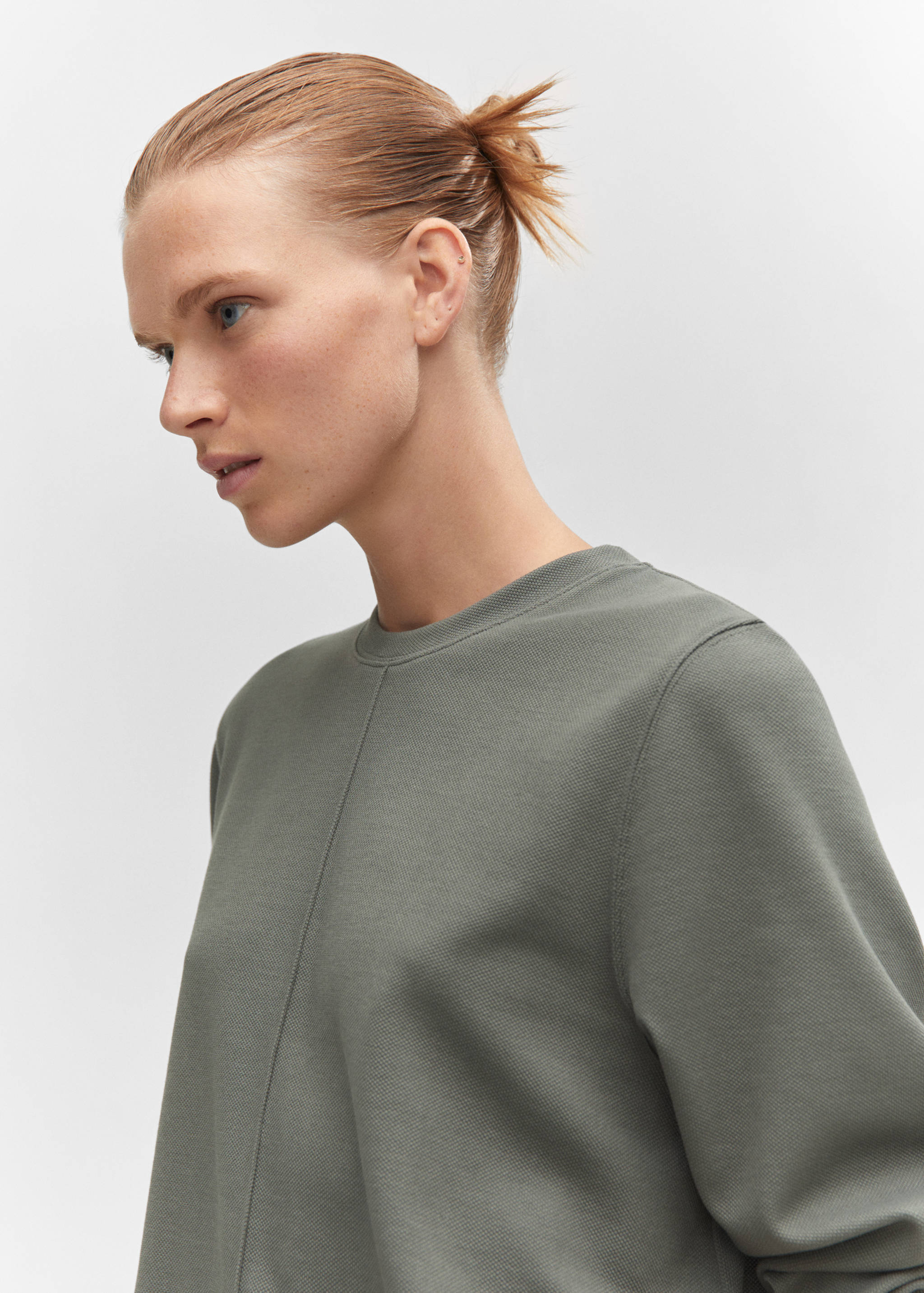 Свитшот с декоративными строчками - Деталь изделия 1