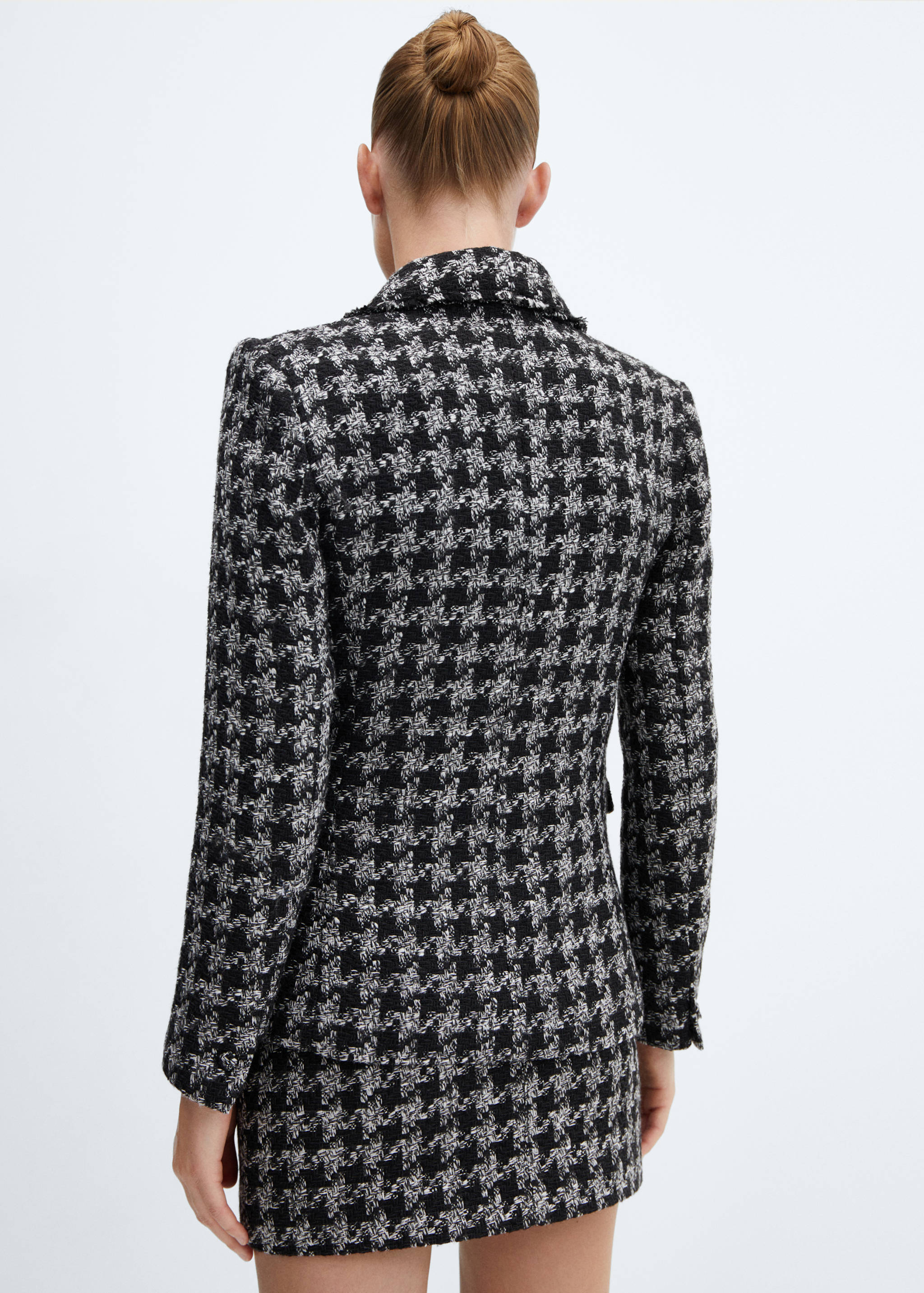 Tweed jacket with brooch - Reverse of the article