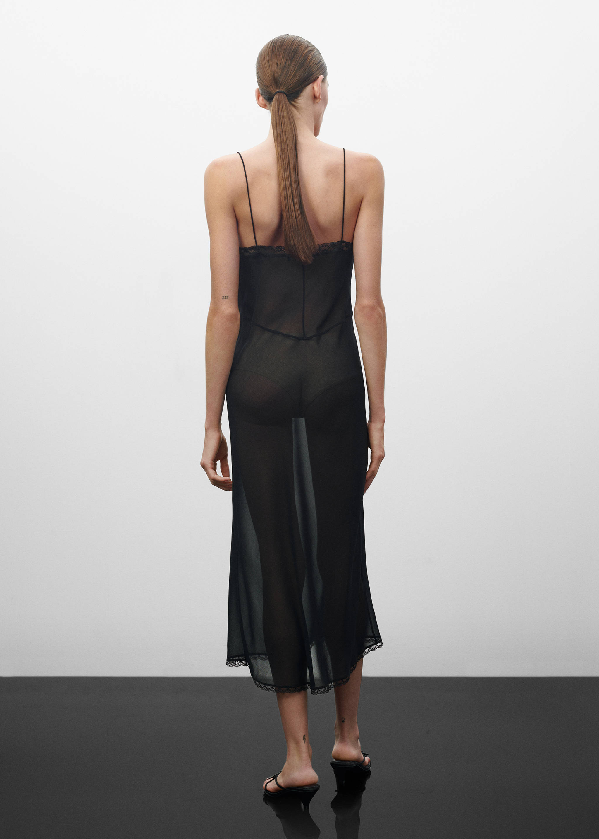 ملابس داخلية شبه شفافة - الجهة الخلفية للمنتج