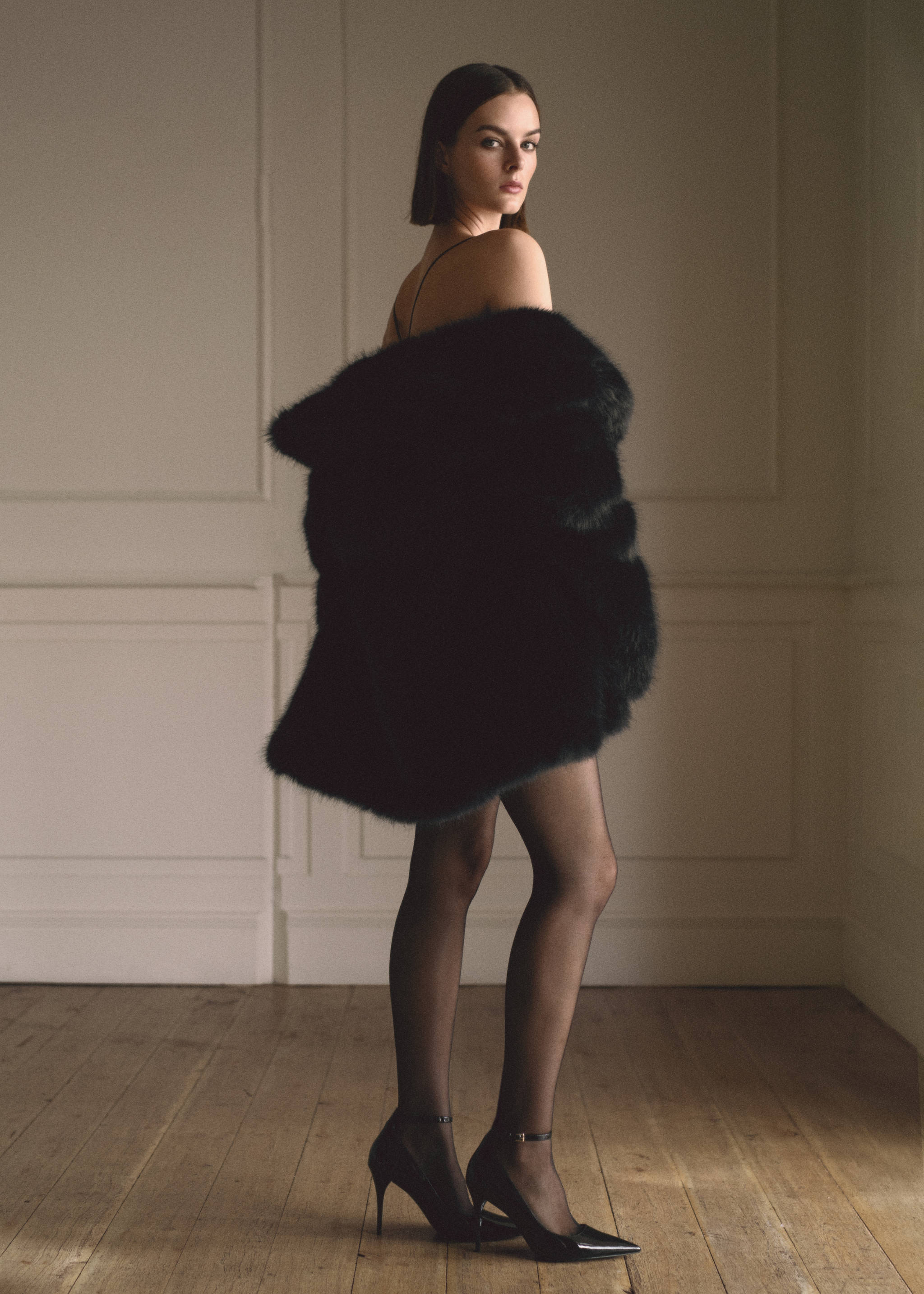 Zapato tacón efecto charol - Plano general