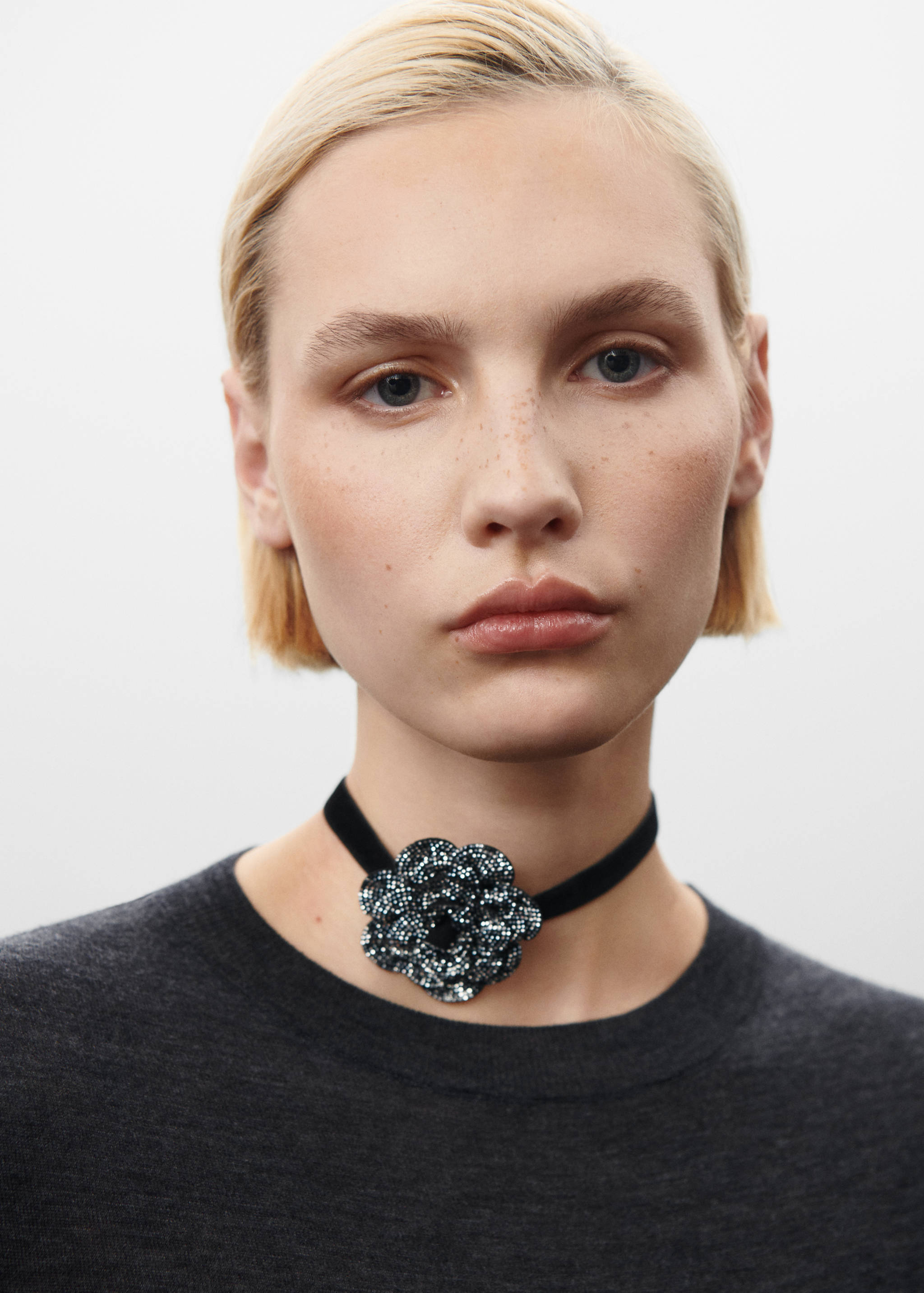 Maxi-flower crystal choker - General plane