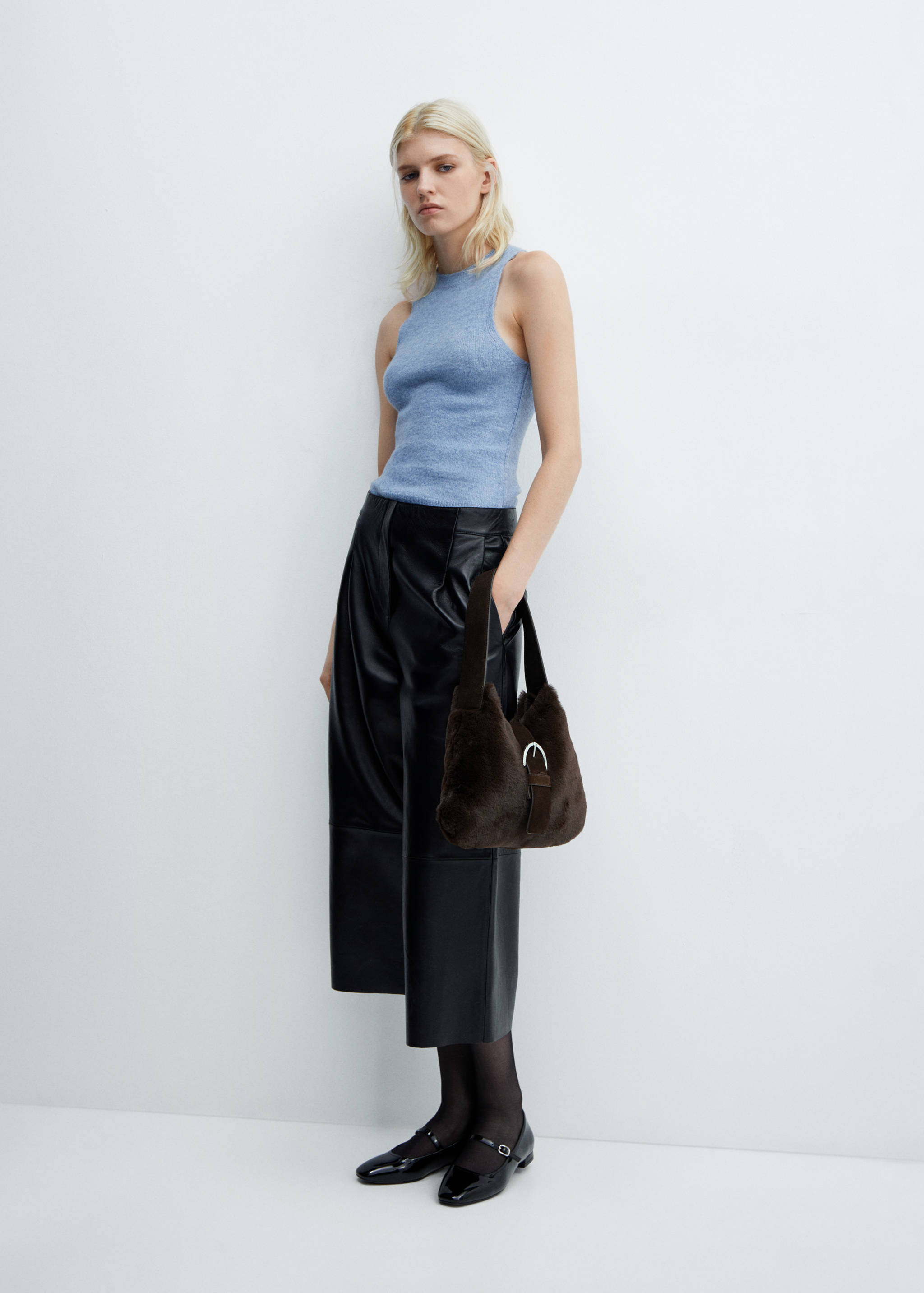 Сумка из меха с пряжкой - Общий план