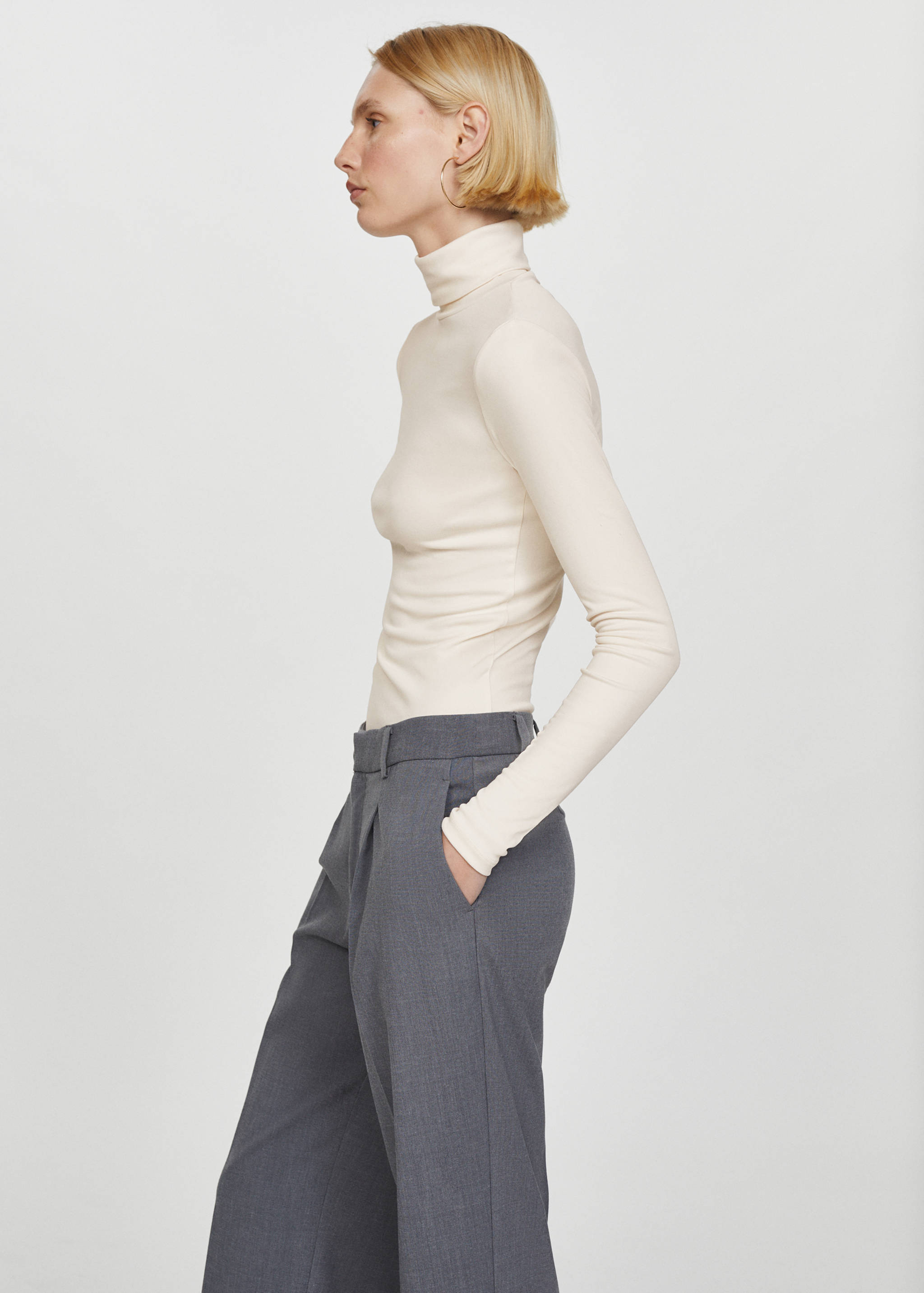 Camiseta modal cuello vuelto - Plano medio