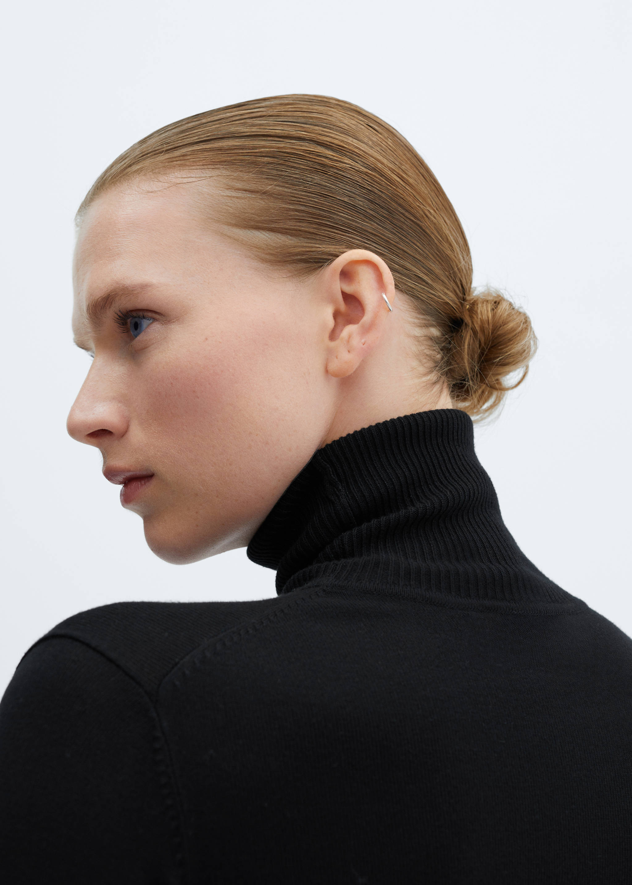 Fine-knit turtleneck sweater - Details of the article 1