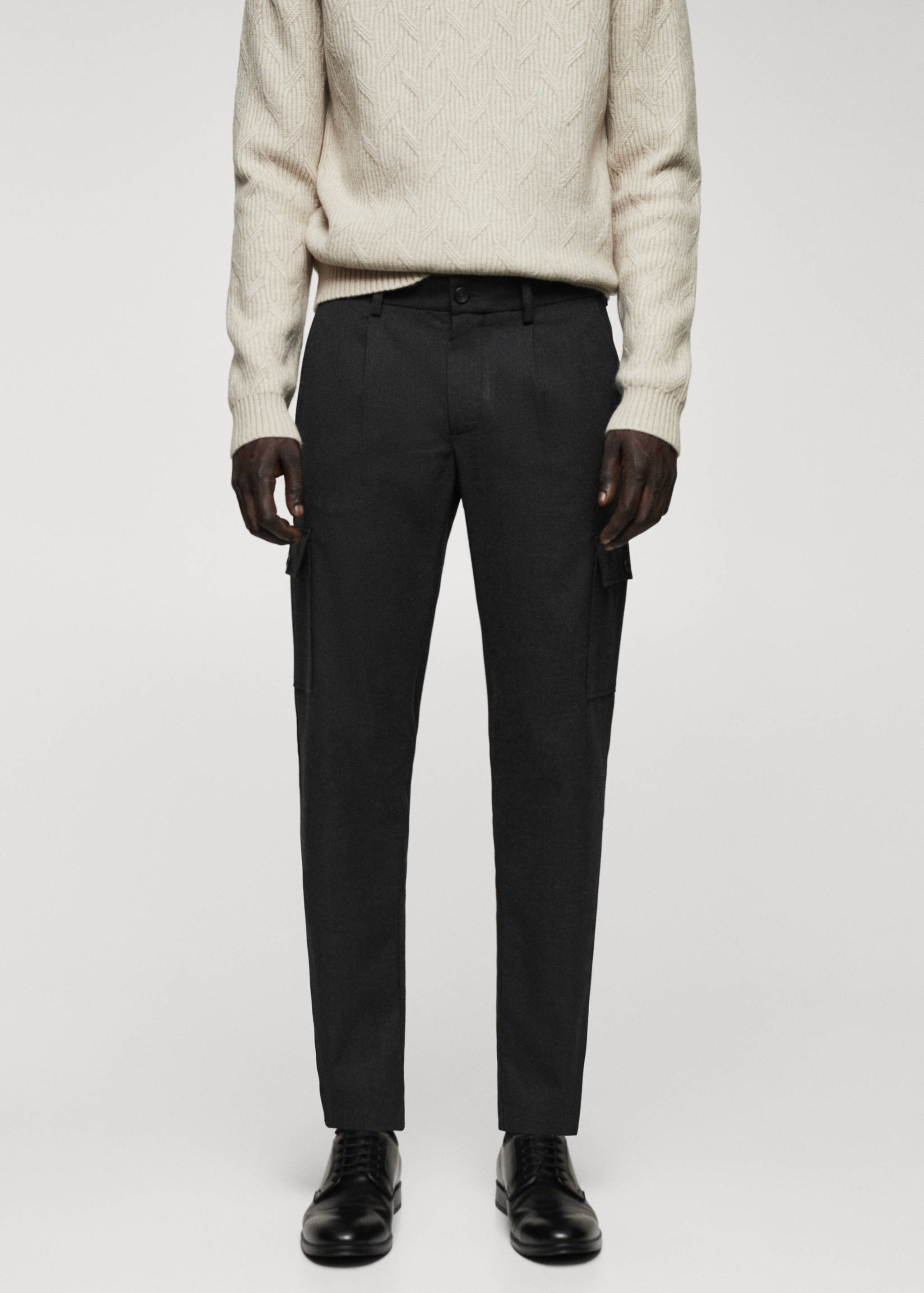 Pantalón cargo pinzas - Plano medio